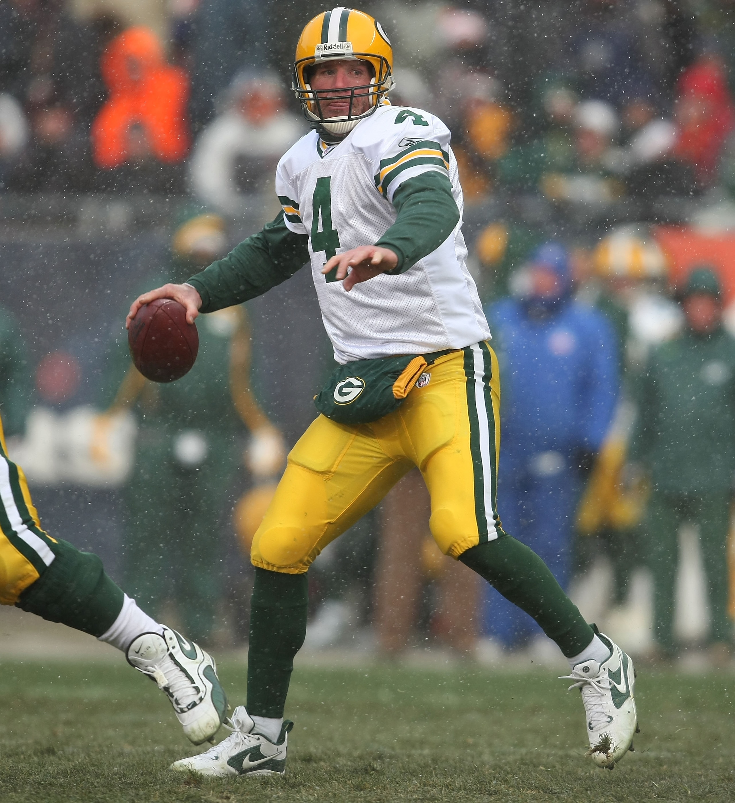 CHICAGO - DECEMBER 23: Brett Favre #4 of the Green Bay Packers attempts a pass against the Chicago Bears on December 23, 2007 at Soldier Field in Chicago, Illinois.  (Photo by Jonathan Daniel/Getty Images)