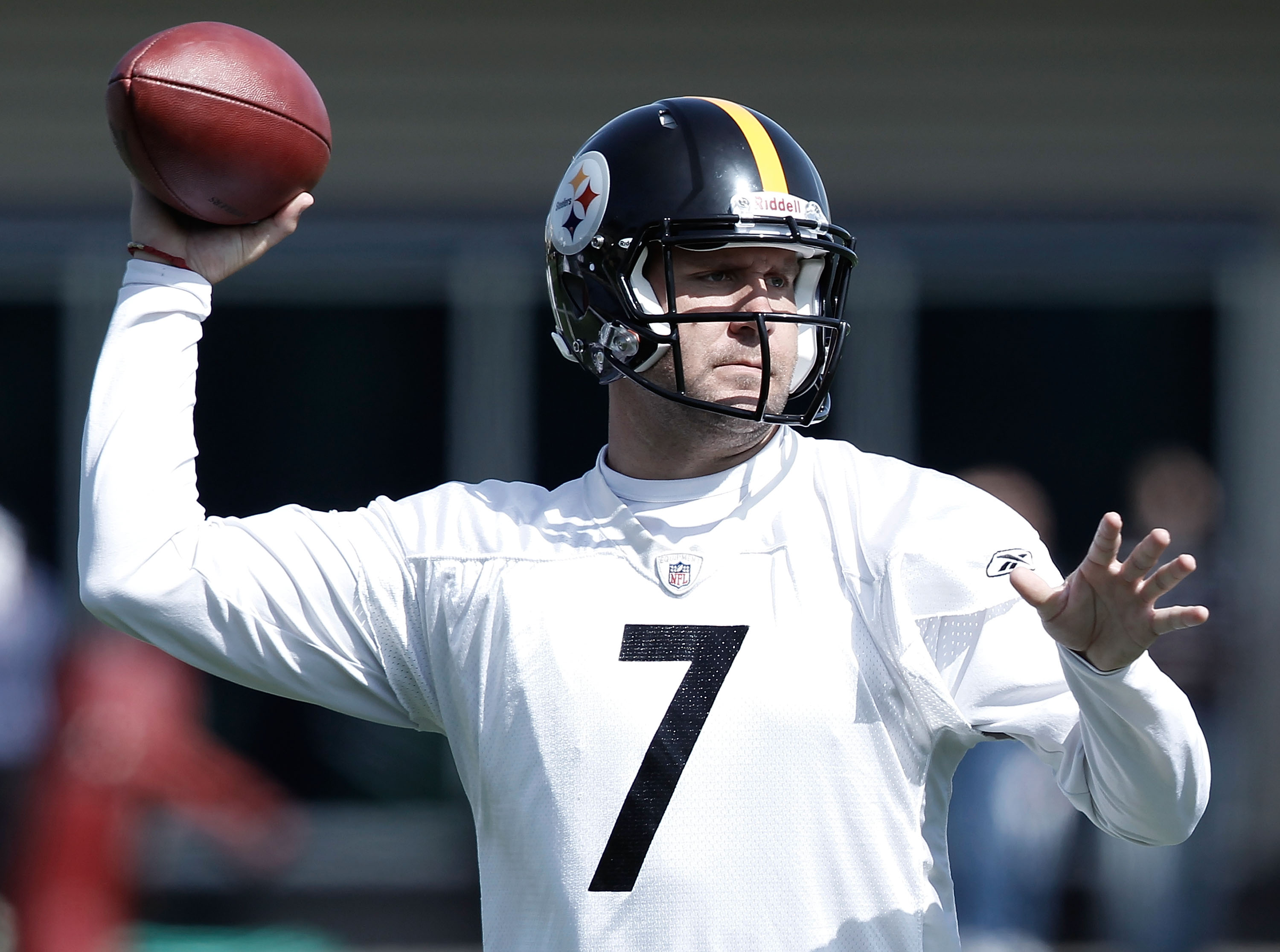 PITTSBURGH - APRIL 19:  Ben Roethlisberger #7 of the Pittsburgh Steelers practices on April 19, 2010 at the Pittsburgh Steelers South Side training facility in Pittsburgh, Pennsylvania.  (Photo by Jared Wickerham/Getty Images)