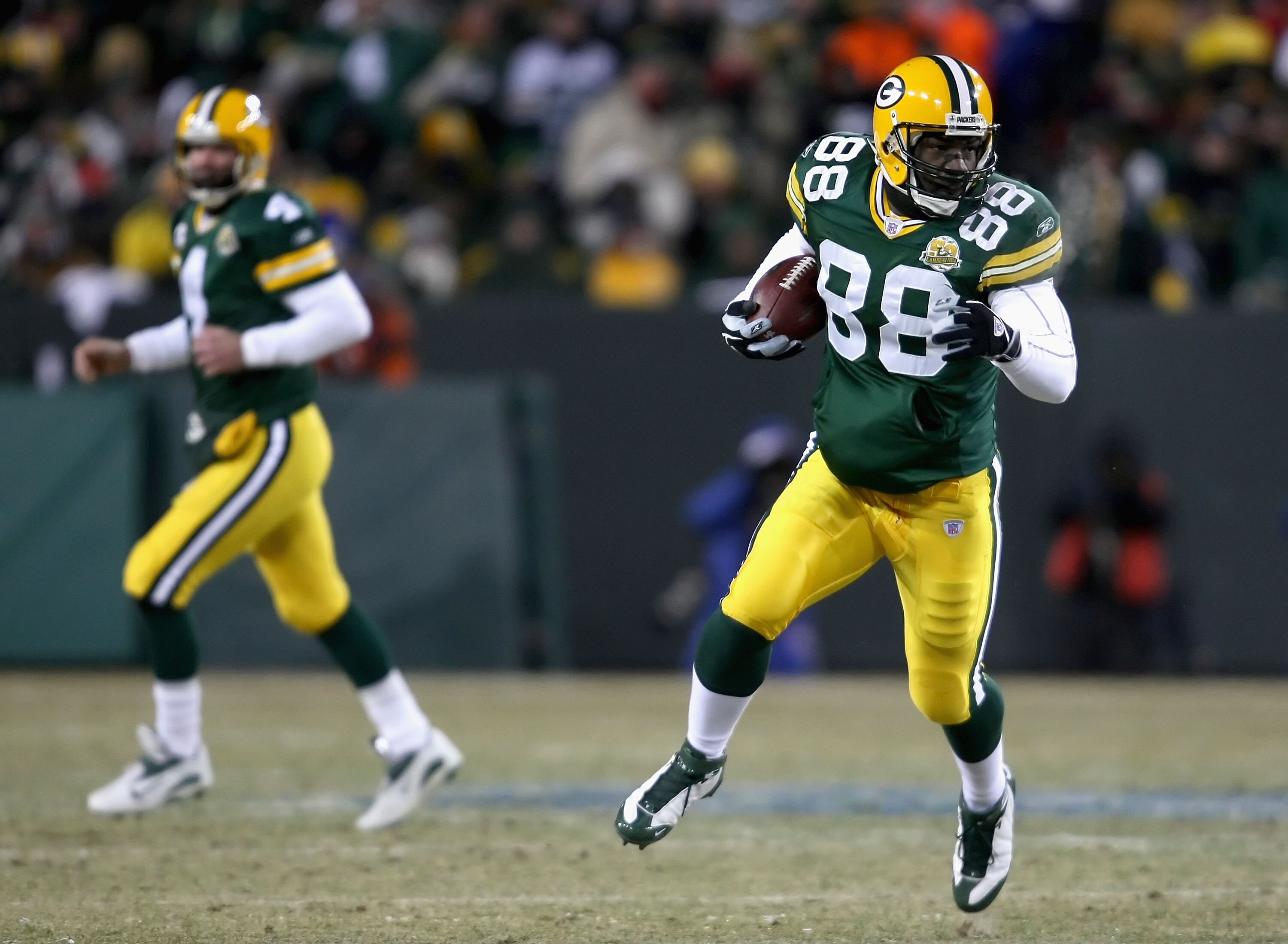 GREEN BAY, WI - JANUARY 20:  Tight end Bubba Franks #88 of the Green Bay Packers carries the ball for an 11 yard recpetion against the New York Giants during the NFC championship game on January 20, 2008 at Lambeau Field in Green Bay, Wisconsin.  (Photo b