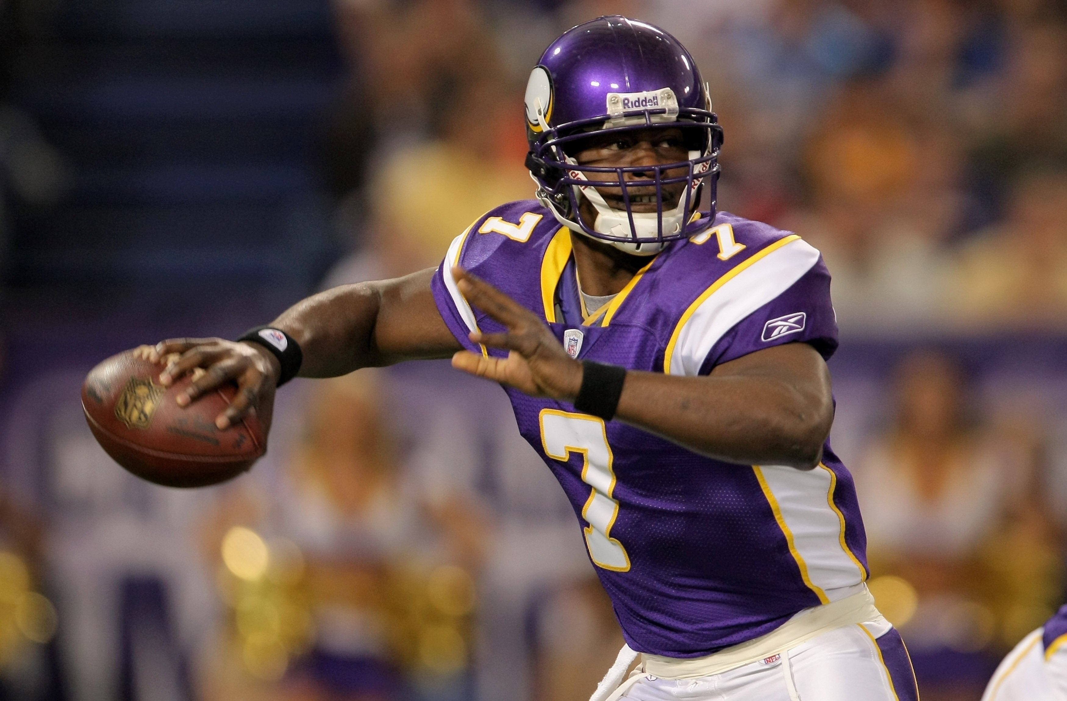 MINNEAPOLIS, MN - NOVEMBER 04:  Quarterback Tavaris Jackson #7 of the Minnesota Vikings drops delivers a pass against the San Diego Chargers at the Hubert H. Humphrey Metrodome on November 4, 2007 in Minneapolis, Minnesota. The Vikings defeated the Charge