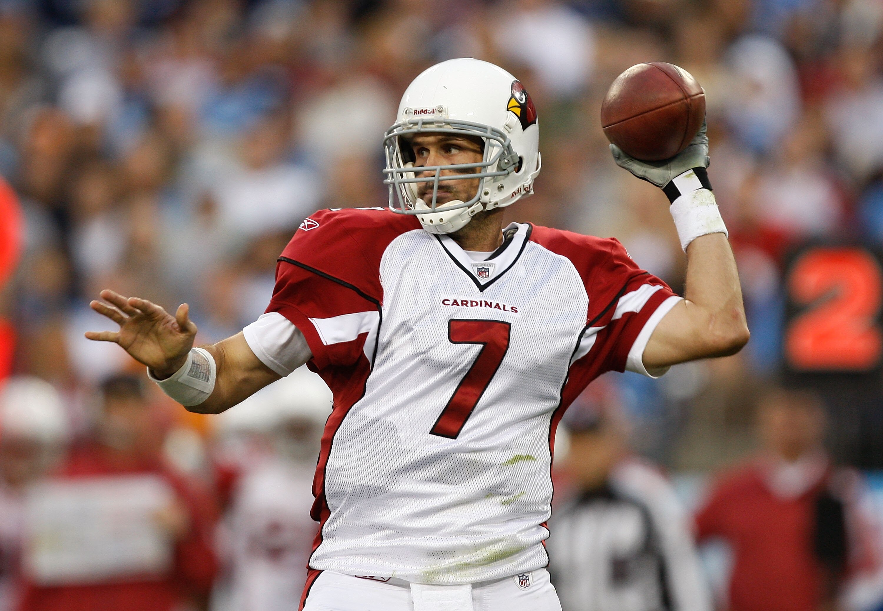 NASHVILLE, TN - NOVEMBER 29:  Matt Leinart #7 of the Arizona Cardinals drops back to throw a pass against the Tennessee Titans during their game at LP Field on November 29, 2009 in Nashville, Tennessee.  (Photo by Streeter Lecka/Getty Images)
