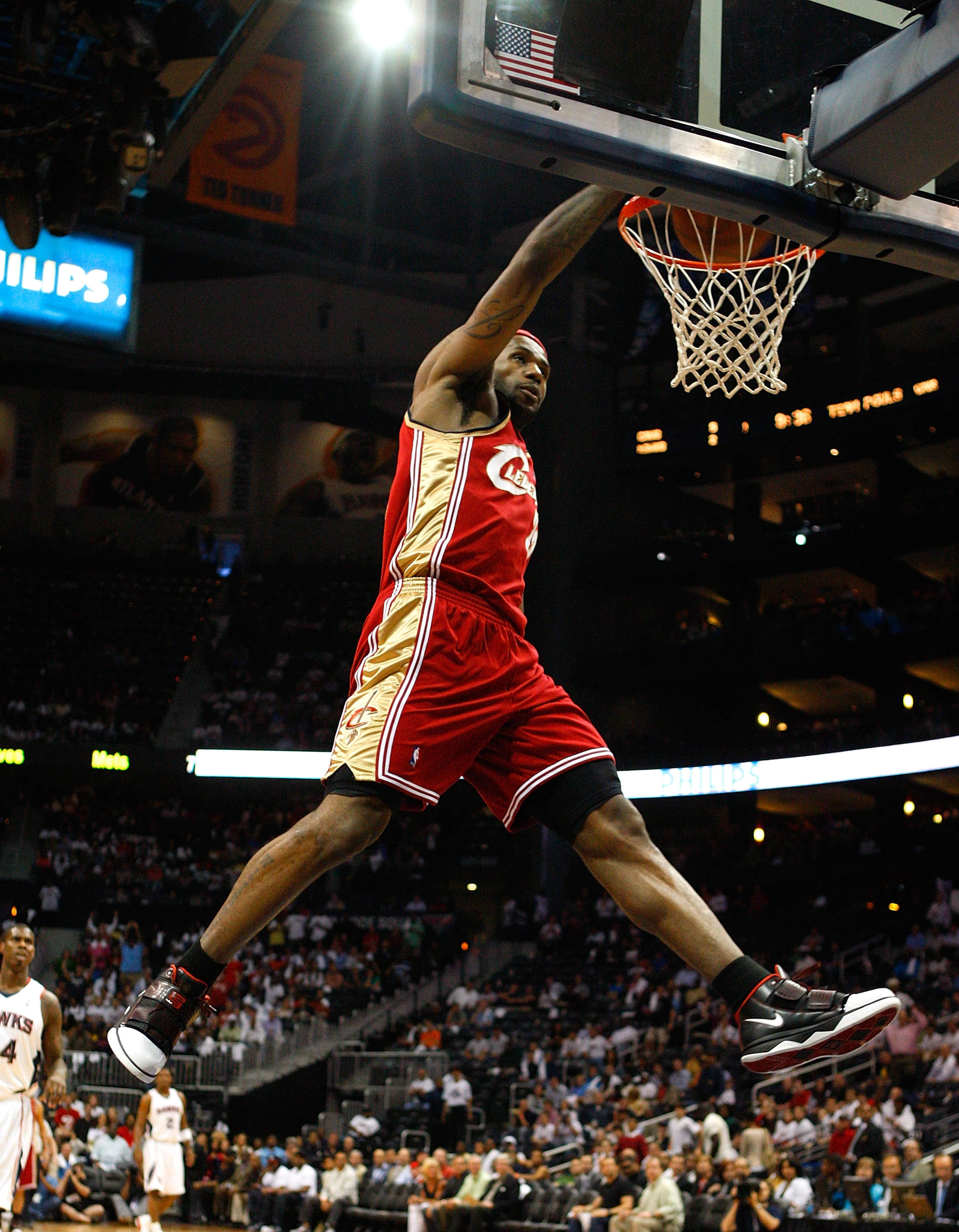 ATLANTA - MAY 11: LeBron James #23 of the Cleveland Cavaliers dunks against the Atlanta Hawks during Game Four of the Eastern Conference Semifinals during the 2009 NBA Playoffs at Philips Arena on May 11, 2009 in Atlanta, Georgia. NOTE TO USER: User exp ATLANTA - MAY 11: LeBron James #23 of the Cleveland Cavaliers dunks against the Atlanta Hawks during Game Four of the Eastern Conference Semifinals during the 2009 NBA Playoffs at Philips Arena on May 11, 2009 in Atlanta, Georgia. NOTE TO USER: User exp