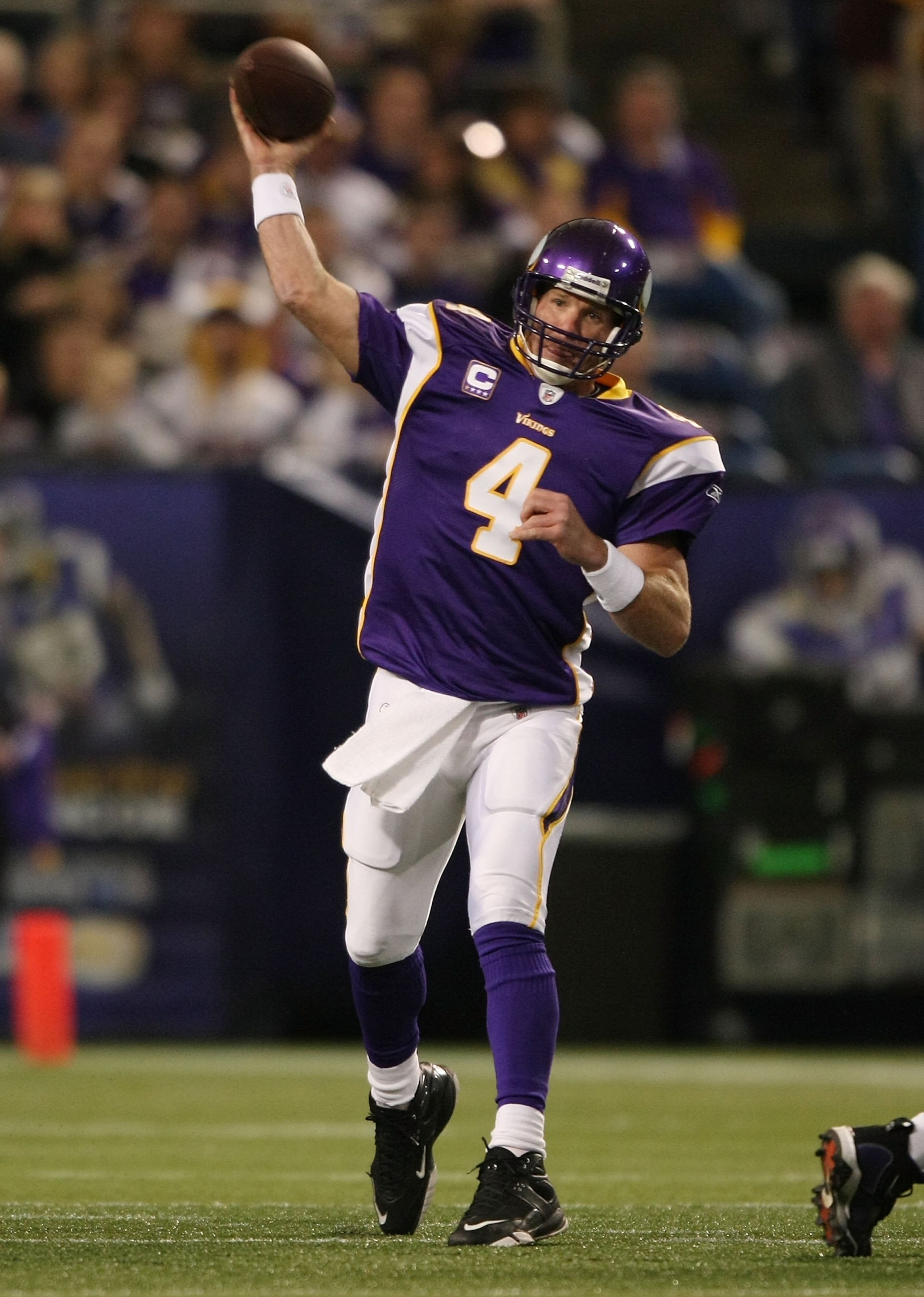 MINNEAPOLIS - NOVEMBER 15:  Brett Favre #4 of the Minnesota Vikings passes the ball against the Detroit Lions on November 15, 2009 at Hubert H. Humphrey Metrodome.  (Photo by Elsa/Getty Images)