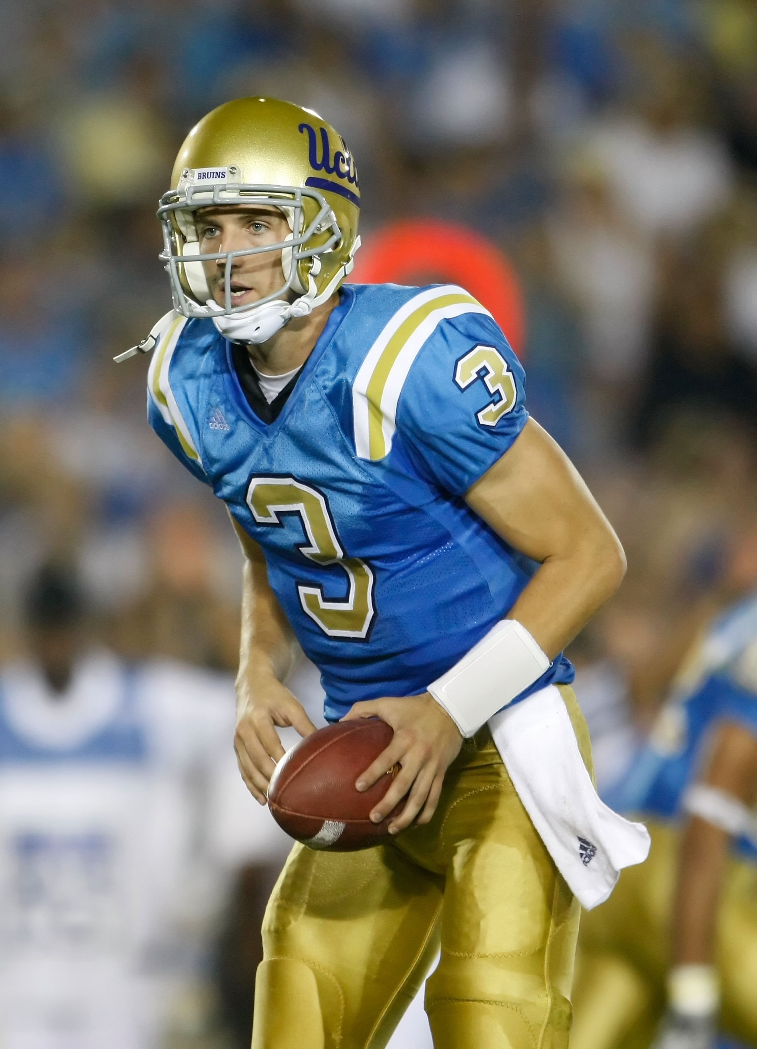 PASADENA, CA - SEPTEMBER 19:  Quarterback Kevin Craft #3 of the UCLA Bruins plays against the Kansas State Wildcats at the Rose Bowl on September 19, 2009 in Pasadena, California.  (Photo by Jeff Gross/Getty Images)