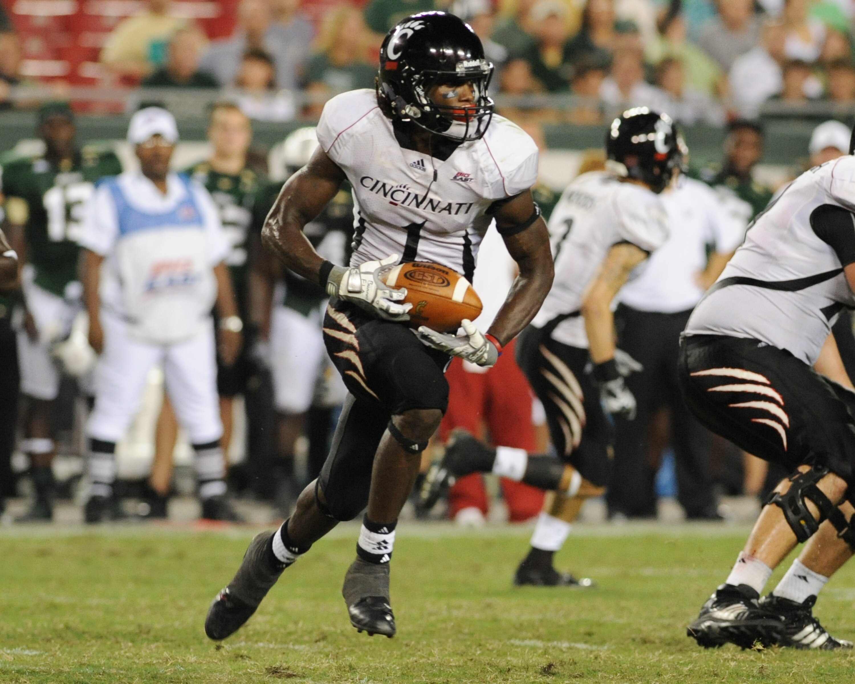 TAMPA, FL - OCTOBER 15:  Wide receiver Mardy Gilyard #1 of the Cincinnati Bearcats runs up field on a reverse against the University of South Florida Bulls October 15, 2009 at Raymond James Stadium in Tampa, Florida.  (Photo by Al Messerschmidt/Getty Imag