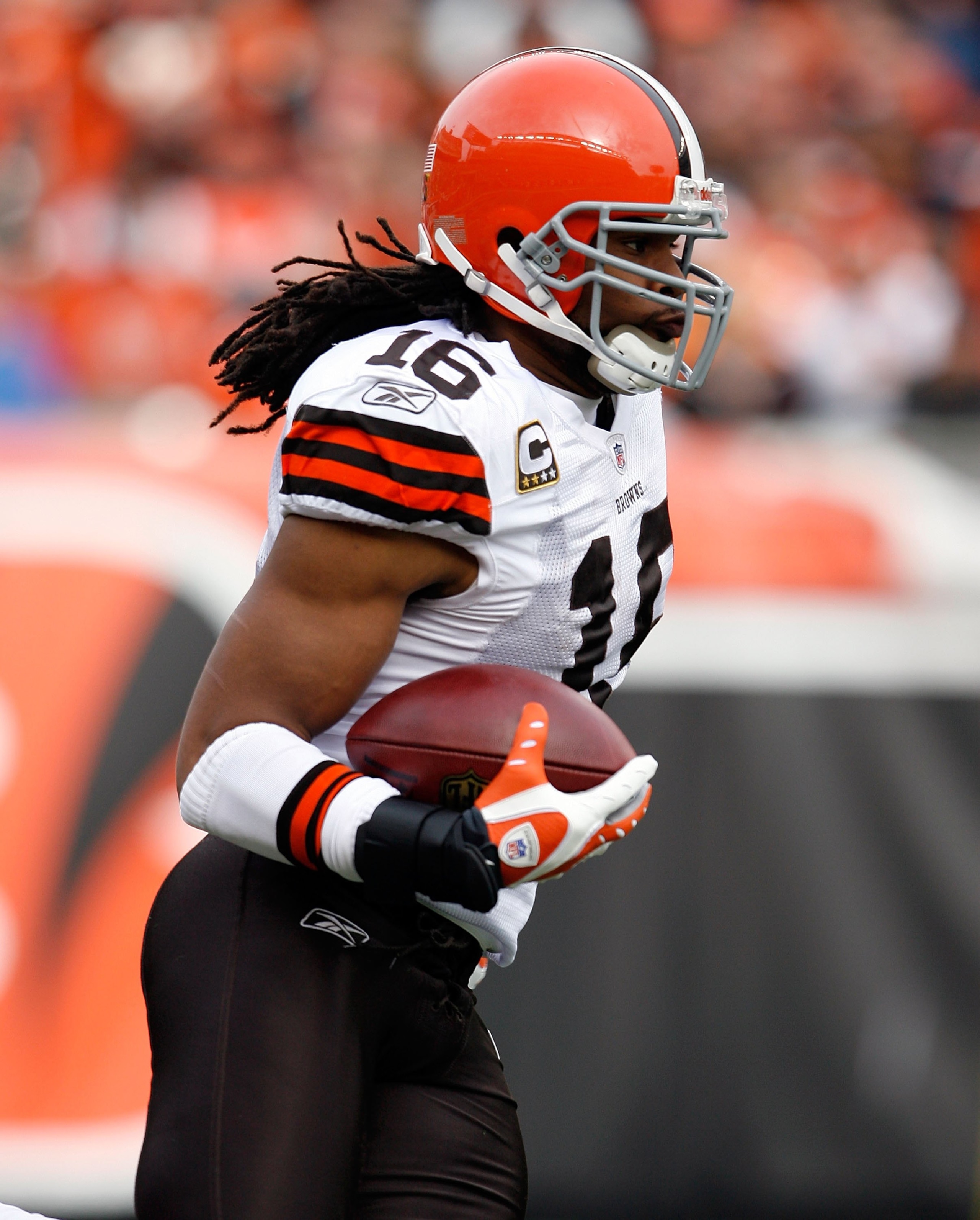 CINCINNATI - NOVEMBER 29:  Joshua Cribbs #10 of  the Cleveland Browns runs with the ball during the NFL game against the Cincinnati Bengals at Paul Brown Stadium on November 29, 2009 in Cincinnati, Ohio.  (Photo by Andy Lyons/Getty Images)