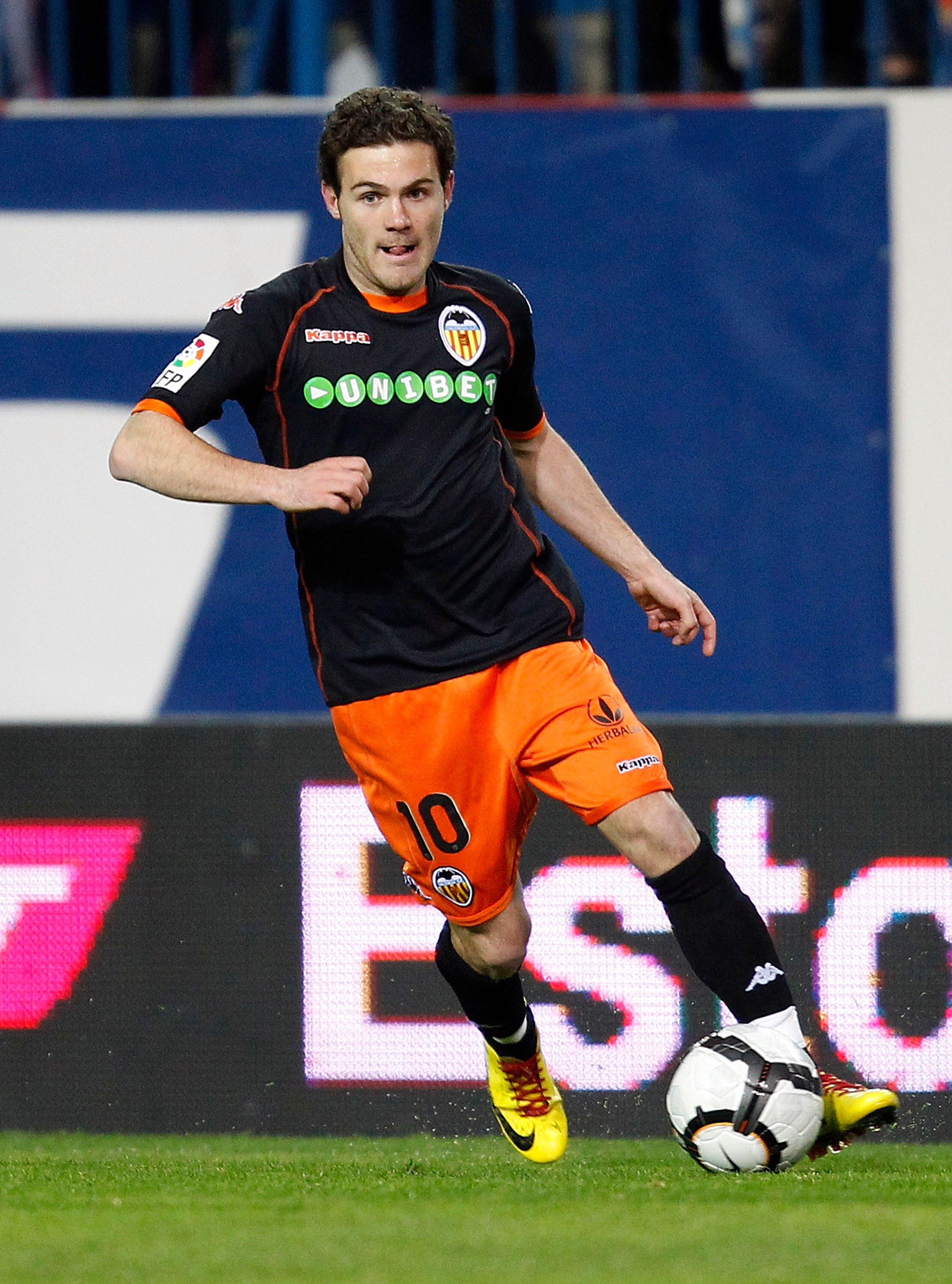MADRID, SPAIN - FEBRUARY 28:  Juan Mata of Valencia in action during the La Liga match between Atletico Madrid and Valencia at Vicente Calderon Stadium on February 28, 2010 in Madrid, Spain.  (Photo by Angel Martinez/Getty Images)