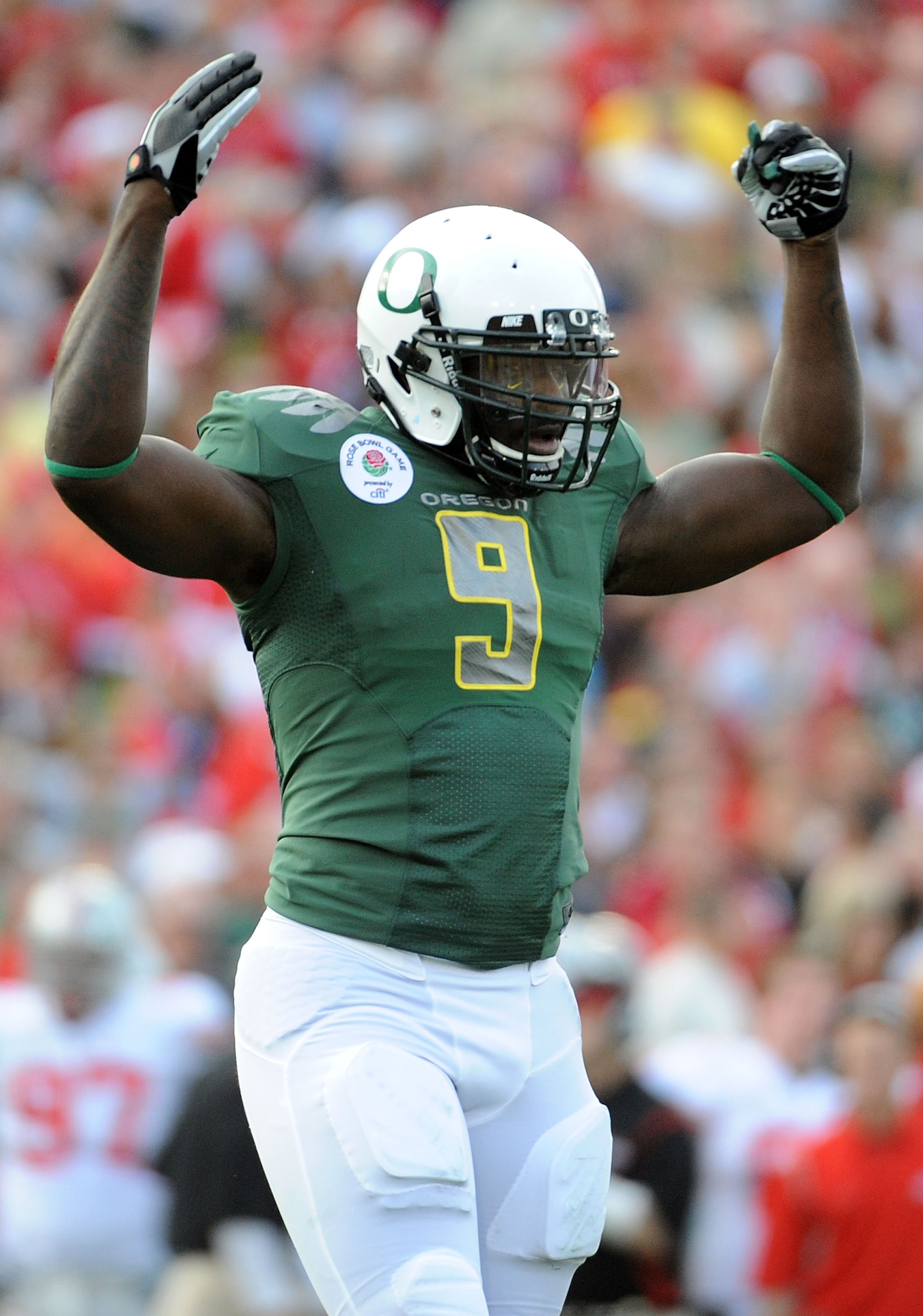PASADENA, CA - JANUARY 01:  Running back LeGarrette Blount #9 of the Oregon Ducks celebrates his touchdown against the Ohio State Buckeyes at the 96th Rose Bowl game on January 1, 2010 in Pasadena, California.  (Photo by Harry How/Getty Images)