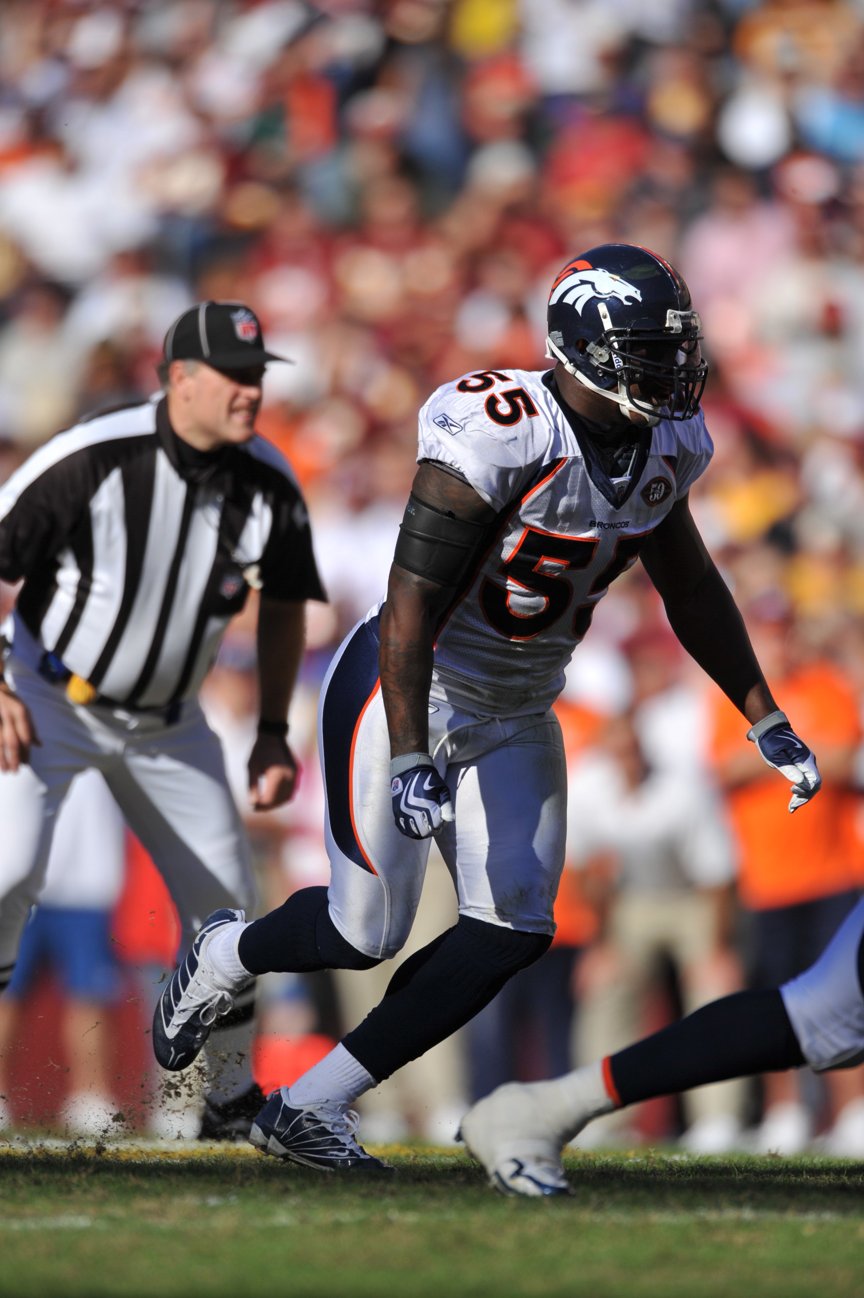 LANDOVER, MD - NOVEMBER 15:  D.J. Williams #55 of the Denver Broncos defends against the Washington Redskins at FedExField on November 15, 2009 in Landover, Maryland. The Redskins won 27-17. (Photo by Larry French/Getty Images)