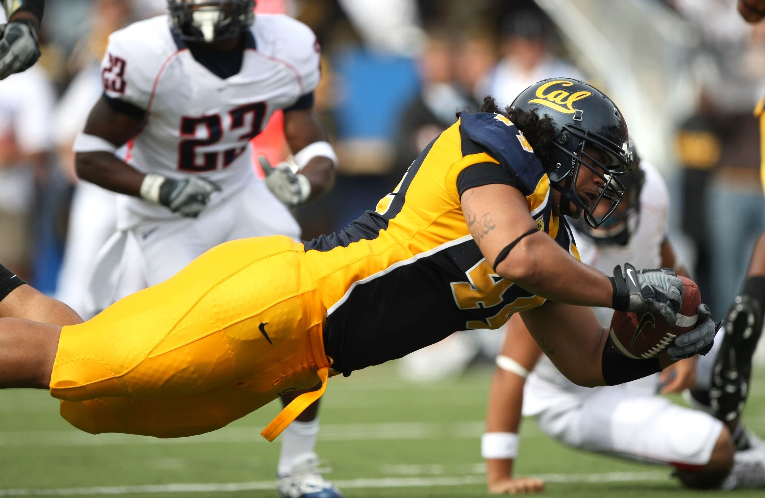 BERKELEY, CA - SEPTEMBER 22:  Tyson Alualu #44 of the California Golden Bears dives into the endzone for a touchdown against the Arizona Wildcats during an NCAA football game at Memorial Stadium September 22, 2007 in Berkeley, California.  (Photo by Jed J