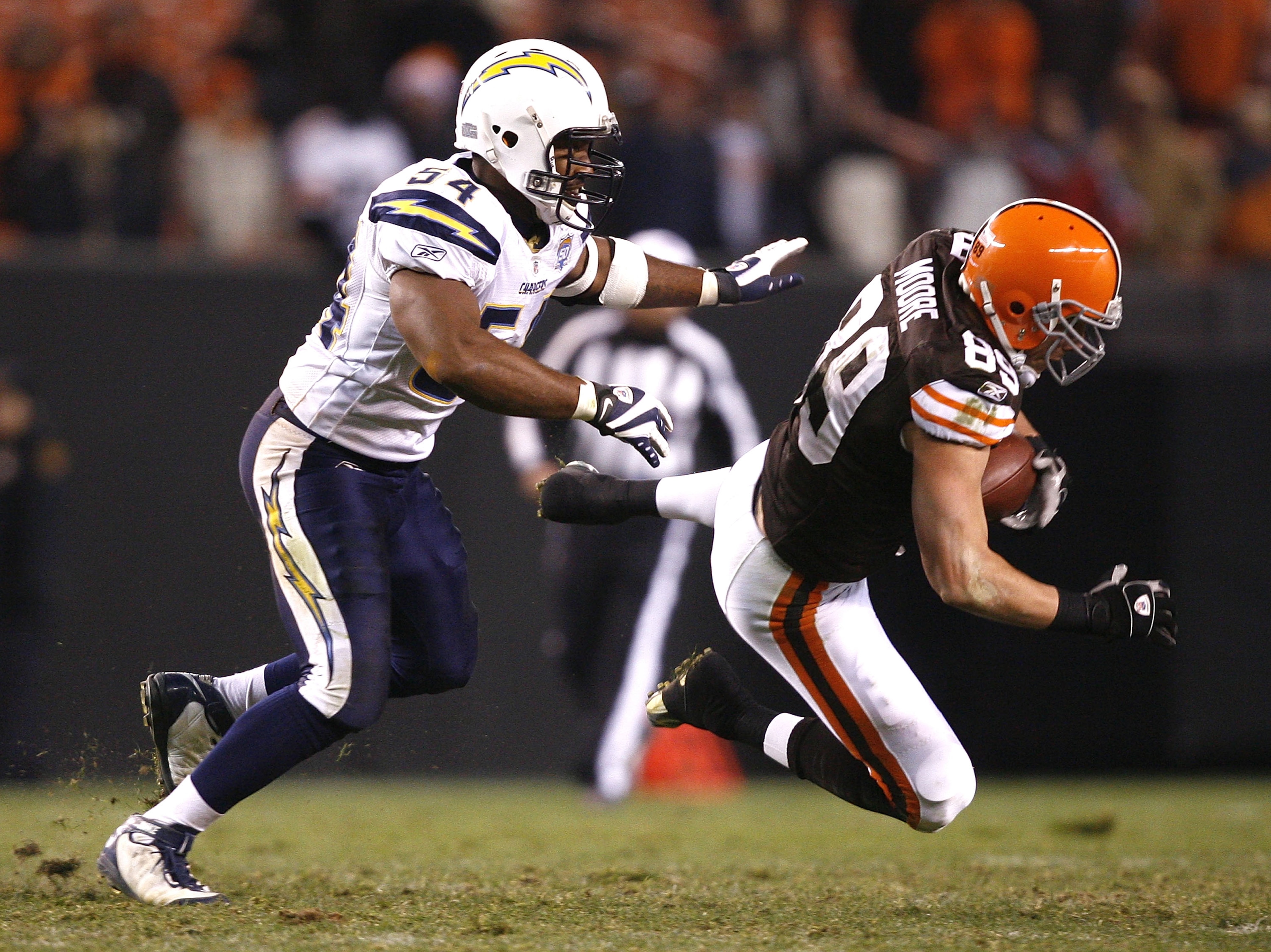CLEVELAND - DECEMBER 06:  Evan Moore #89 of the Cleveland Browns makes a diving catch in front of Stephen Cooper #54 of the San Diego Chargers at Cleveland Browns Stadium on December 6, 2009 in Cleveland, Ohio.  (Photo by Matt Sullivan/Getty Images)