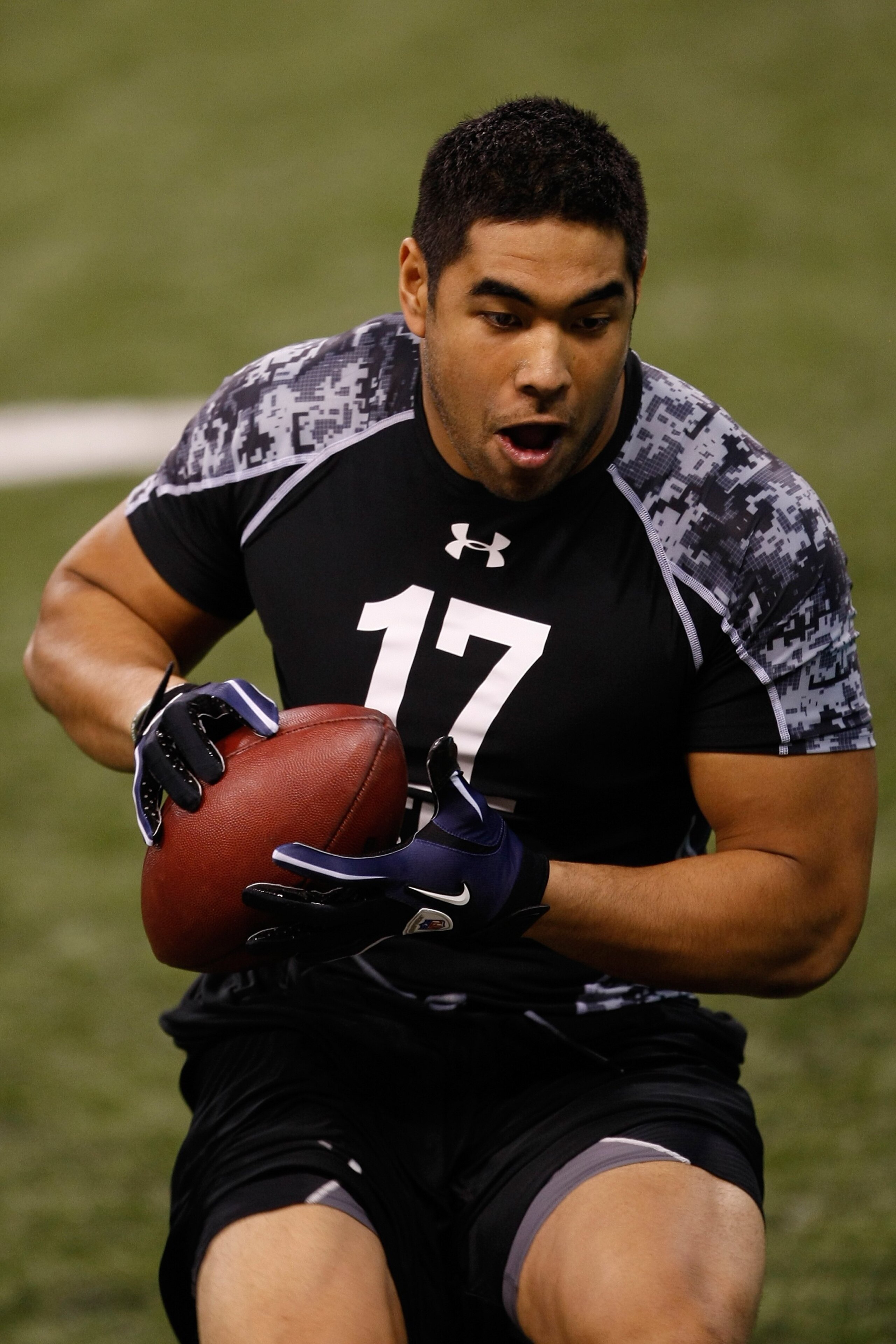INDIANAPOLIS, IN - FEBRUARY 27: Tight end Tony Moeaki of Iowa runs as he catches the football during the NFL Scouting Combine presented by Under Armour at Lucas Oil Stadium on February 27, 2010 in Indianapolis, Indiana. (Photo by Scott Boehm/Getty Images)