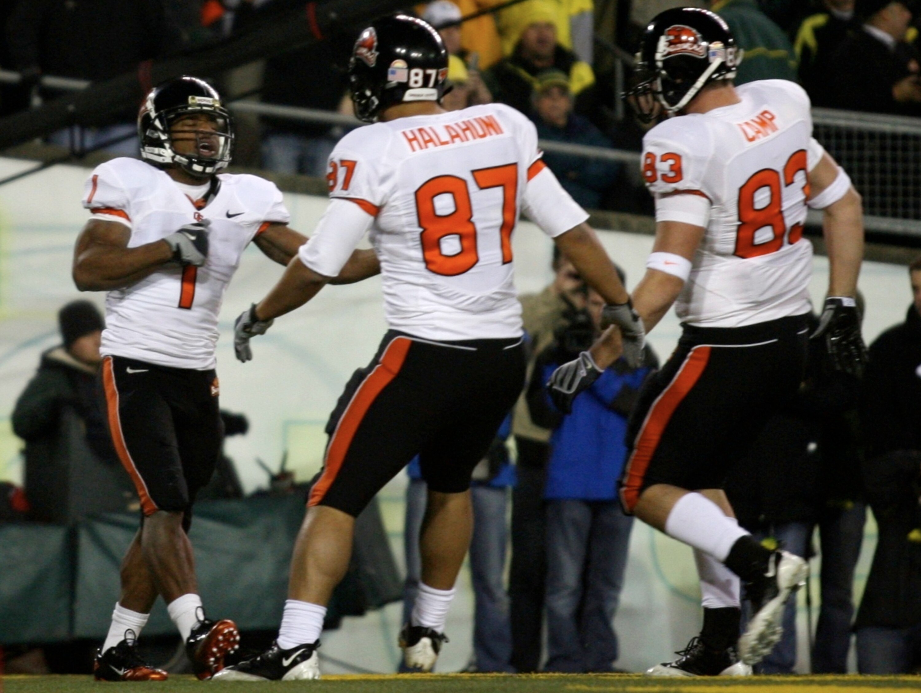 EUGENE,OR - DECEMBER 03:  Jacquizz Rodgers #1 of Oregon State Beavers celebrates his touchdown with teammates in the first quarter of the game against the Oregon Ducks at Autzen Stadium on December 3, 2009 in Eugene, Oregon.  (Photo by Tom Hauck/Getty Ima
