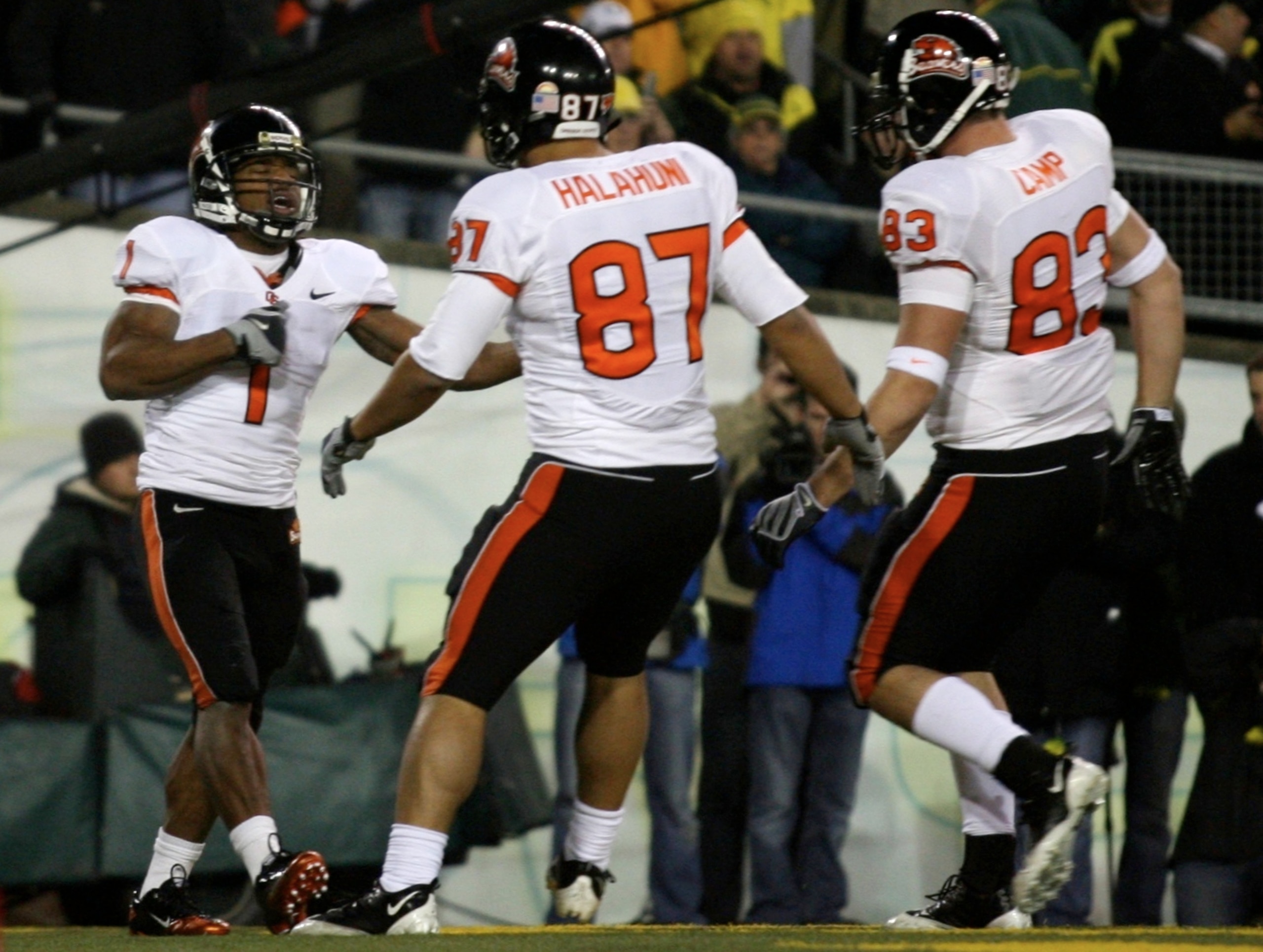 EUGENE,OR - DECEMBER 03: Jacquizz Rodgers #1 of Oregon State Beavers celebrates his touchdown with teammates in the first quarter of the game against the Oregon Ducks at Autzen Stadium on December 3, 2009 in Eugene, Oregon. (Photo by Tom Hauck/Getty Ima EUGENE,OR - DECEMBER 03: Jacquizz Rodgers #1 of Oregon State Beavers celebrates his touchdown with teammates in the first quarter of the game against the Oregon Ducks at Autzen Stadium on December 3, 2009 in Eugene, Oregon. (Photo by Tom Hauck/Getty Ima