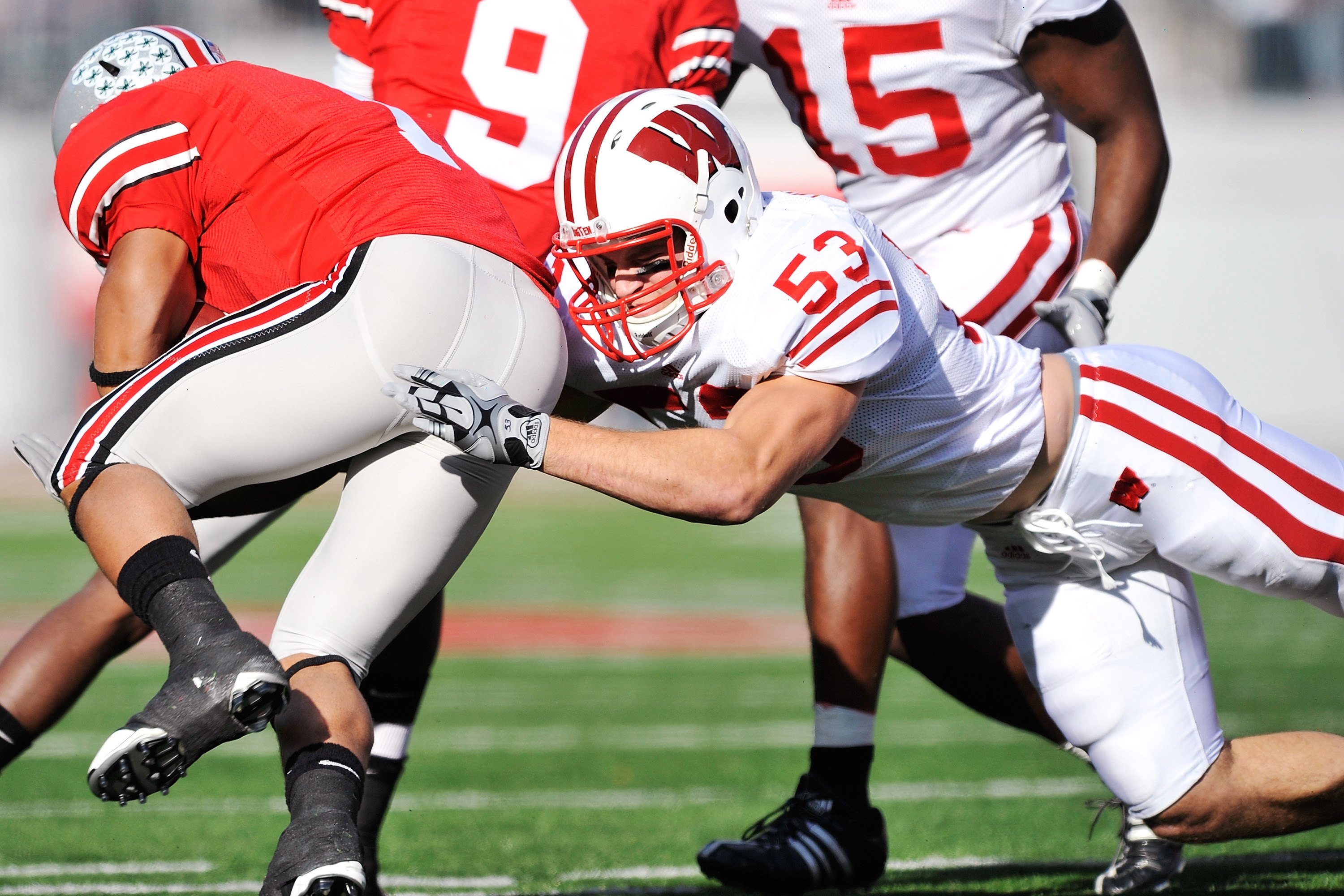 COLUMBUS, OH - OCTOBER 10:  Linebacker Mike Taylor #53 of the Wisconsin Badgers makes a tackle against the Ohio State Buckeyes at Ohio Stadium on October 10, 2009 in Columbus, Ohio.  (Photo by Jamie Sabau/Getty Images)