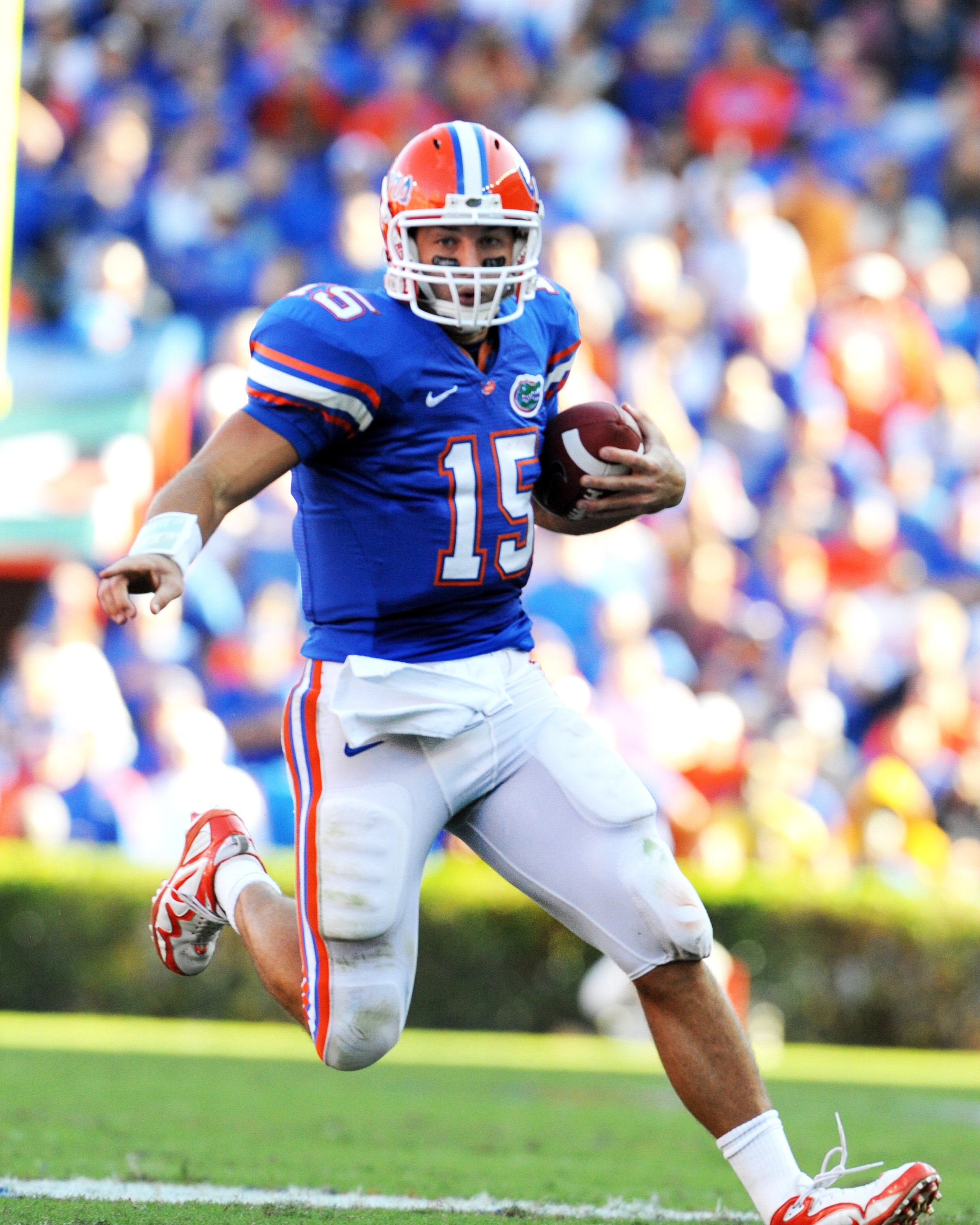 GAINESVILLE, FL - OCTOBER 17: Quarterback Tim Tebow #15 of the Florida Gators runs against the University of Arkansas Razorbacks October 17, 2009 at Ben Hill Griffin Stadium in Gainesville, Florida.  (Photo by Al Messerschmidt/Getty Images)