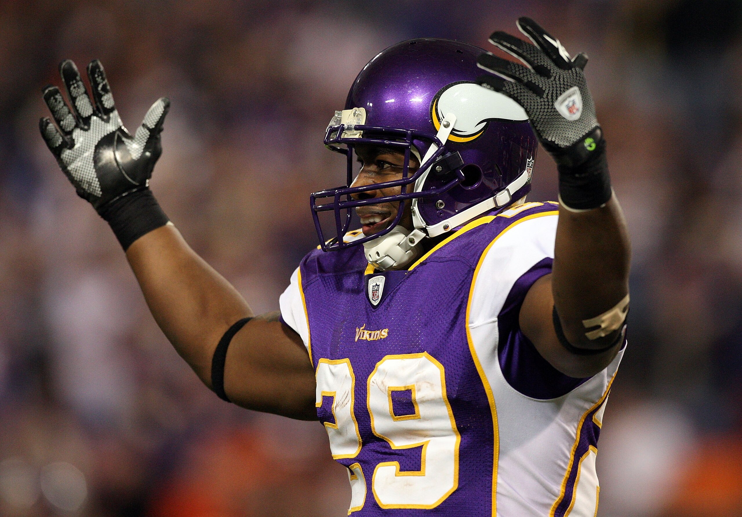 MINNEAPOLIS, MN - DECEMBER 13:  Chester Taylor #29 of the Minnesota Vikings celebrates after a run against the Cincinnati Bengals on December 13, 2009 at Hubert H. Humphrey Metrodome in Minneapolis, Minnesota. The Vikings defeated the Bengals 30-10.  (Pho