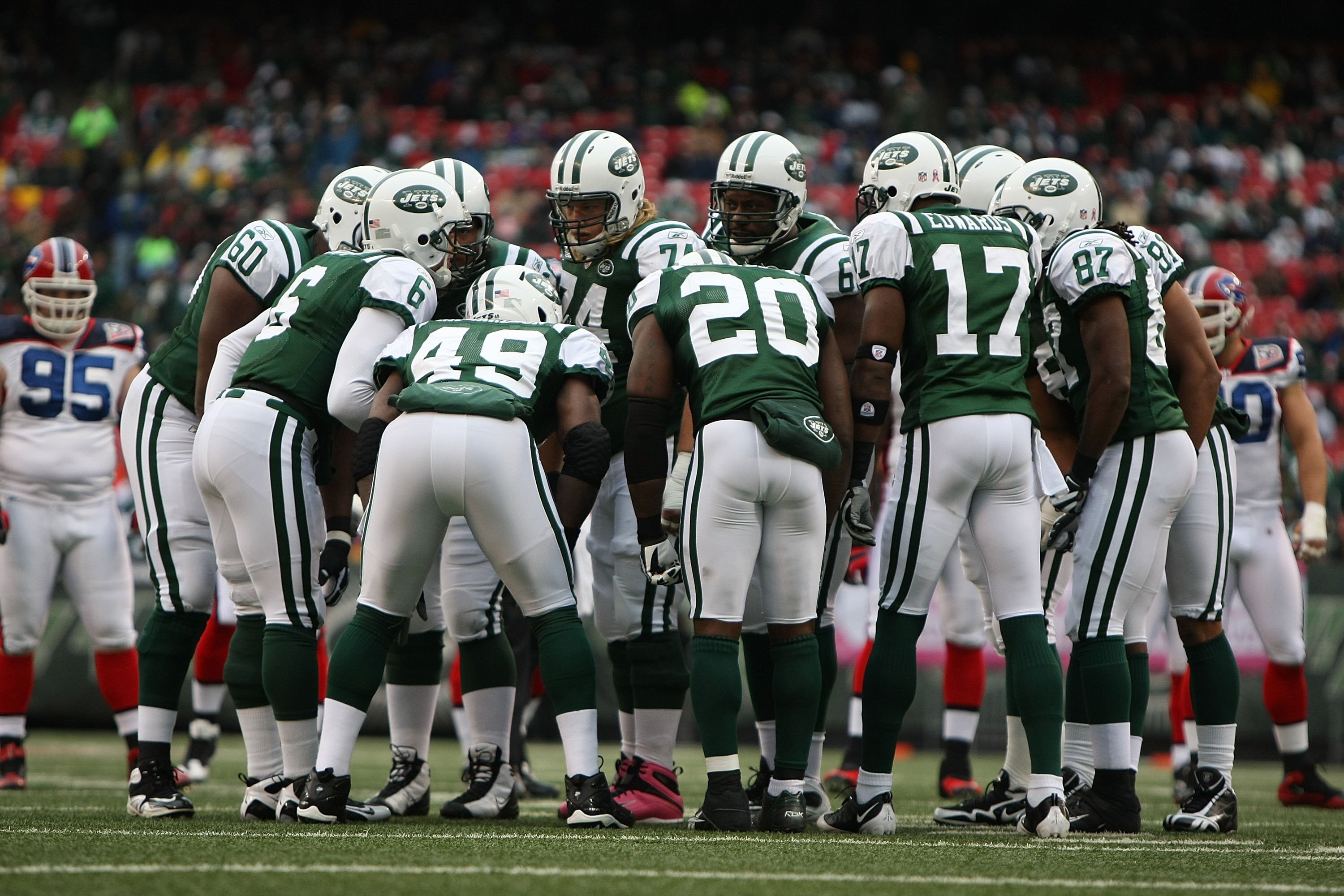EAST RUTHERFORD, NJ - OCTOBER 18:  The New York Jets huddle against The Buffalo Bills during their game on October 18, 2009 at Giants Stadium in East Rutherford, New Jersey.  (Photo by Al Bello/Getty Images)