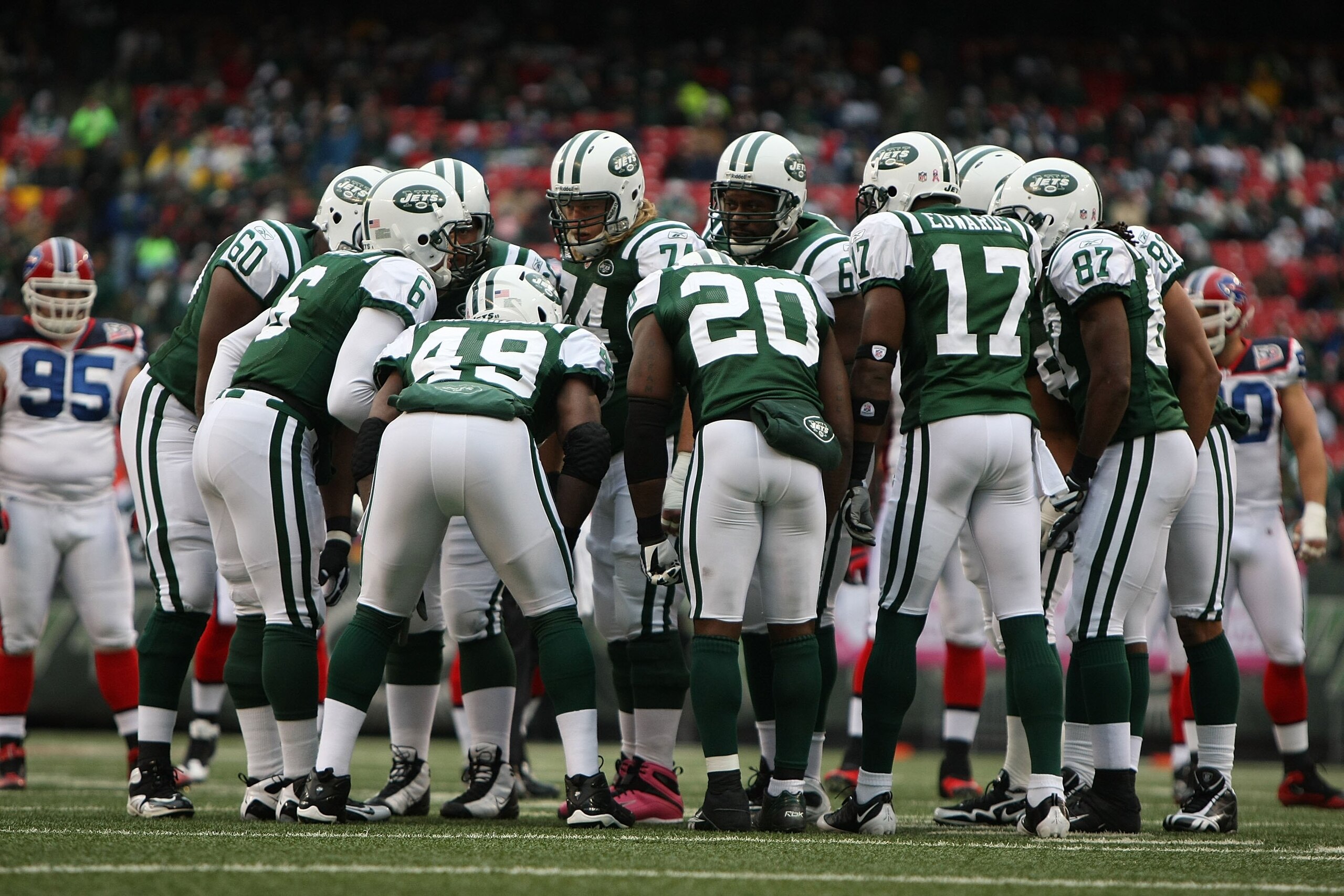 EAST RUTHERFORD, NJ - OCTOBER 18:  The New York Jets huddle against The Buffalo Bills during their game on October 18, 2009 at Giants Stadium in East Rutherford, New Jersey.  (Photo by Al Bello/Getty Images)