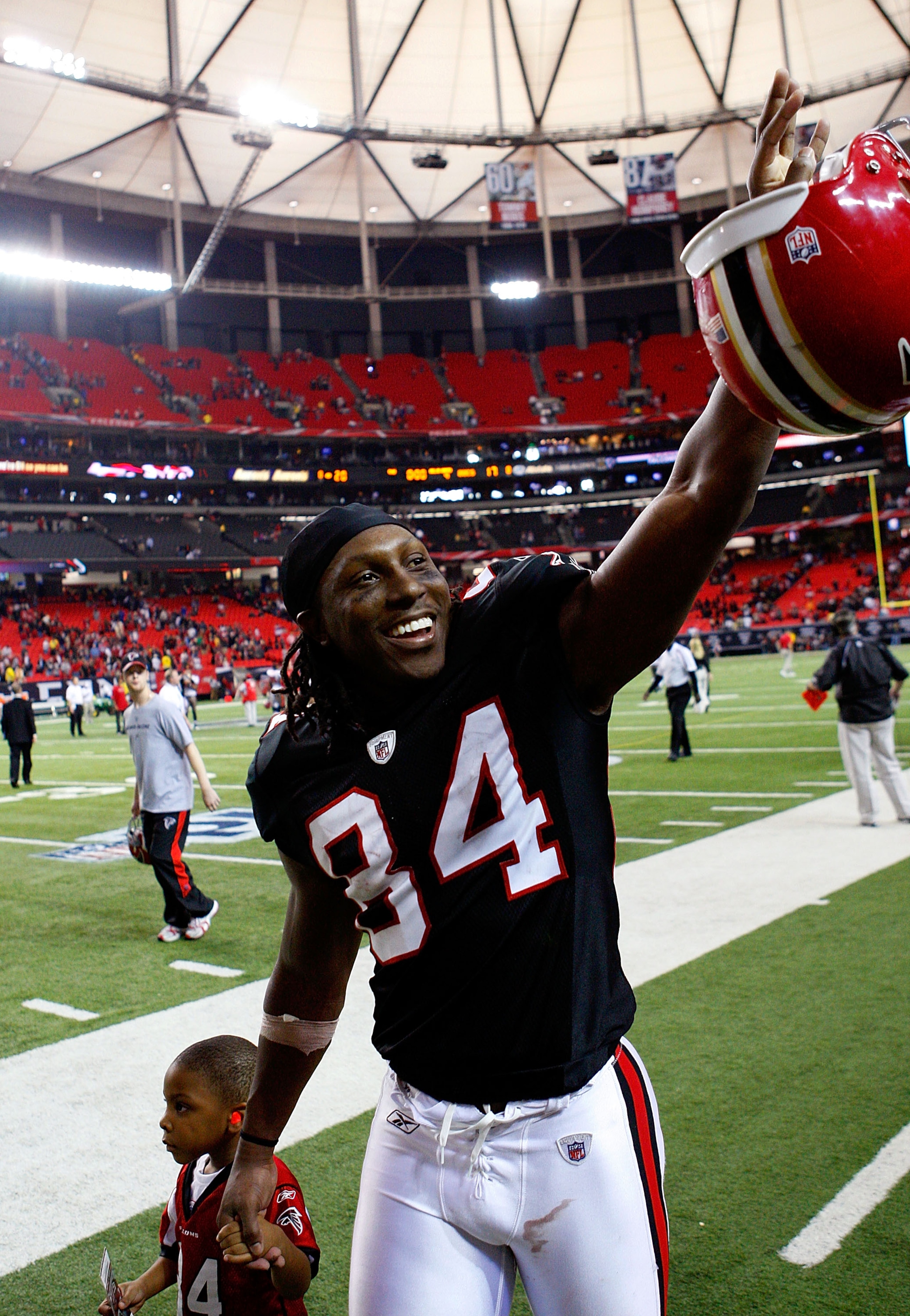 ATLANTA - NOVEMBER 29:  Roddy White #84 of the Atlanta Falcons and his son walk to the locker room after defeating the Tampa Bay Buccaneers 20-27 at Georgia Dome on November 29, 2009 in Atlanta, Georgia.  (Photo by Kevin C. Cox/Getty Images)