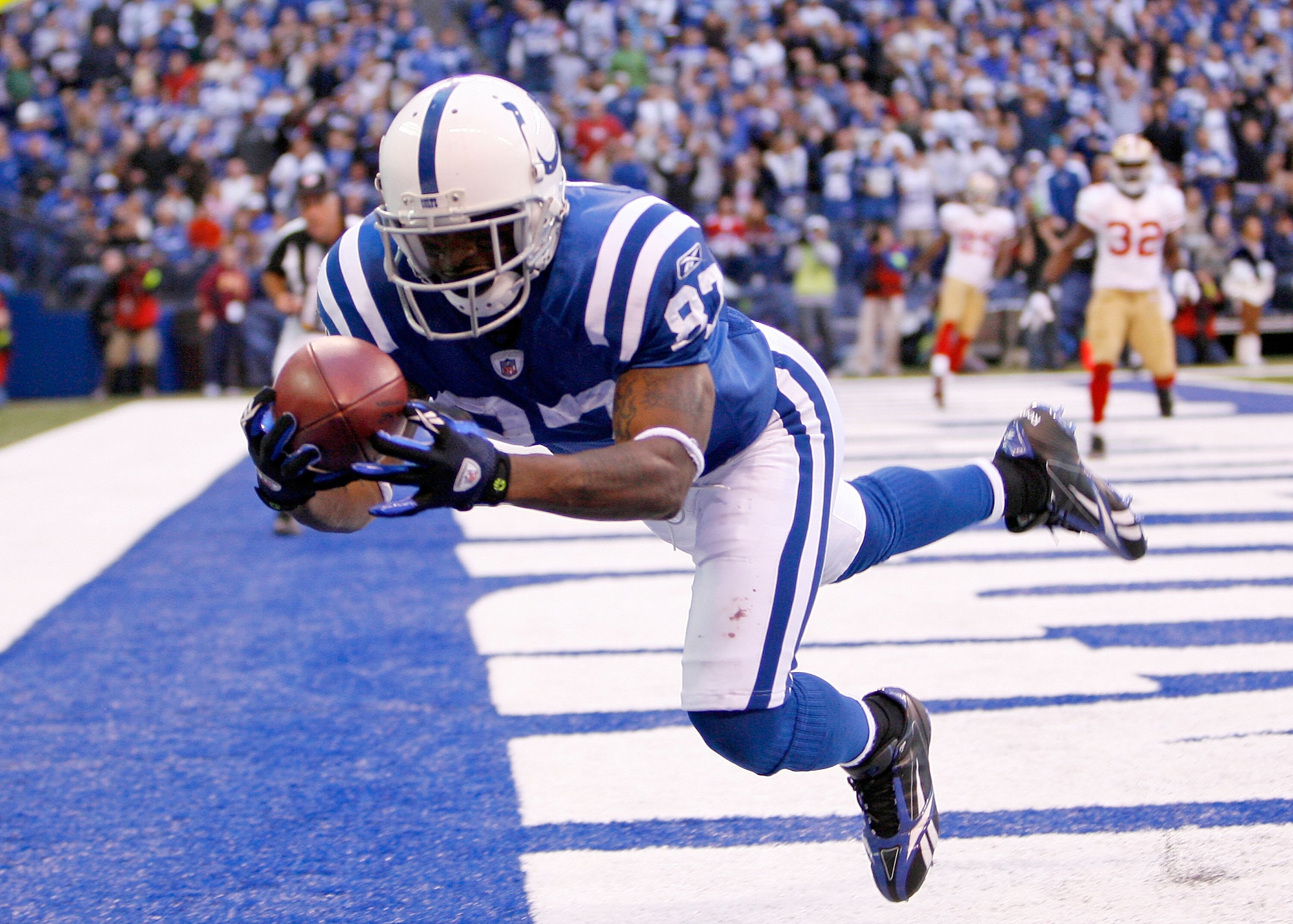 INDIANAPOLIS - NOVEMBER 01: Reggie Wayne #87 of the Indianapolis Colts catches a touchdown pass during the NFL game against the San Francisco 49ers at Lucas Oil Stadium on November 1, 2009 in Indianapolis, Indiana.  (Photo by Andy Lyons/Getty Images)