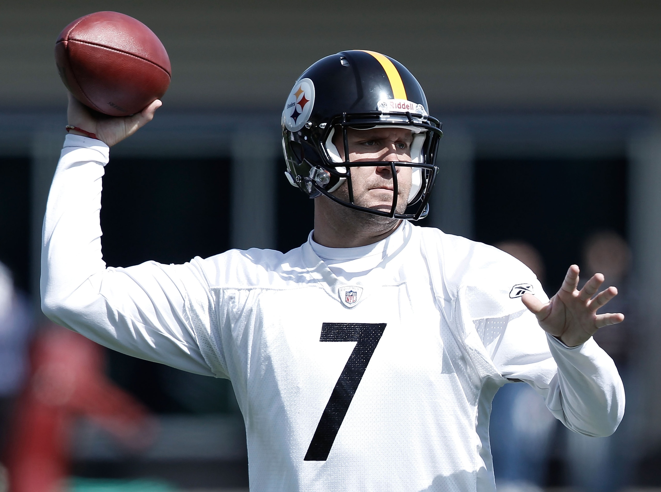 PITTSBURGH - APRIL 19:  Ben Roethlisberger #7 of the Pittsburgh Steelers practices on April 19, 2010 at the Pittsburgh Steelers South Side training facility in Pittsburgh, Pennsylvania.  (Photo by Jared Wickerham/Getty Images)