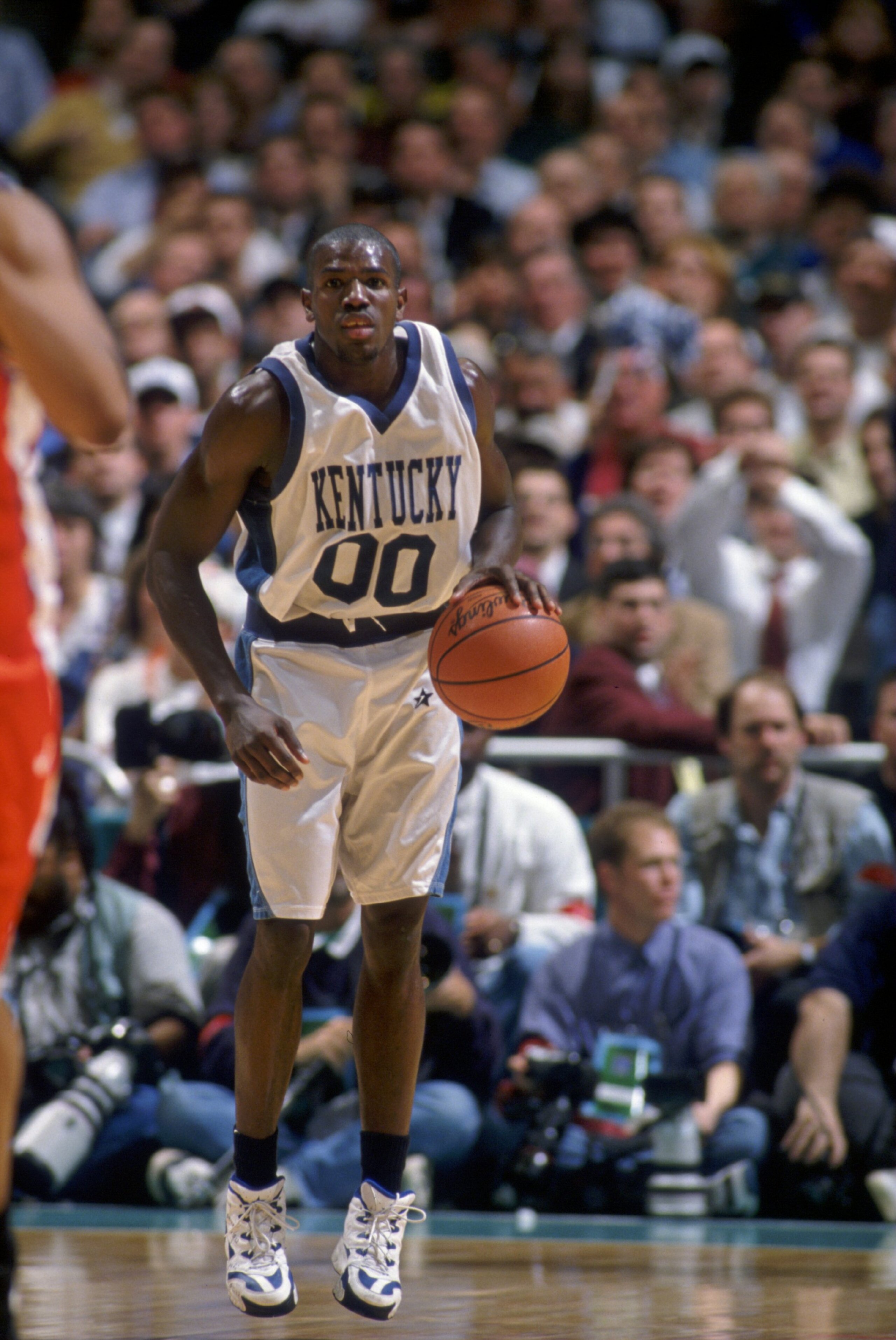 1 Apr 1996: Guard Tony Delk of Kentucky University dribbles the ball up the court during the Wildcats 76-67 win over Syacuse University for the National Championship at the Meadowlands in East Rutherford, New Jersey. Mandatory Credit: Doug Pensinger/AL 1 Apr 1996: Guard Tony Delk of Kentucky University dribbles the ball up the court during the Wildcats 76-67 win over Syacuse University for the National Championship at the Meadowlands in East Rutherford, New Jersey. Mandatory Credit: Doug Pensinger/AL
