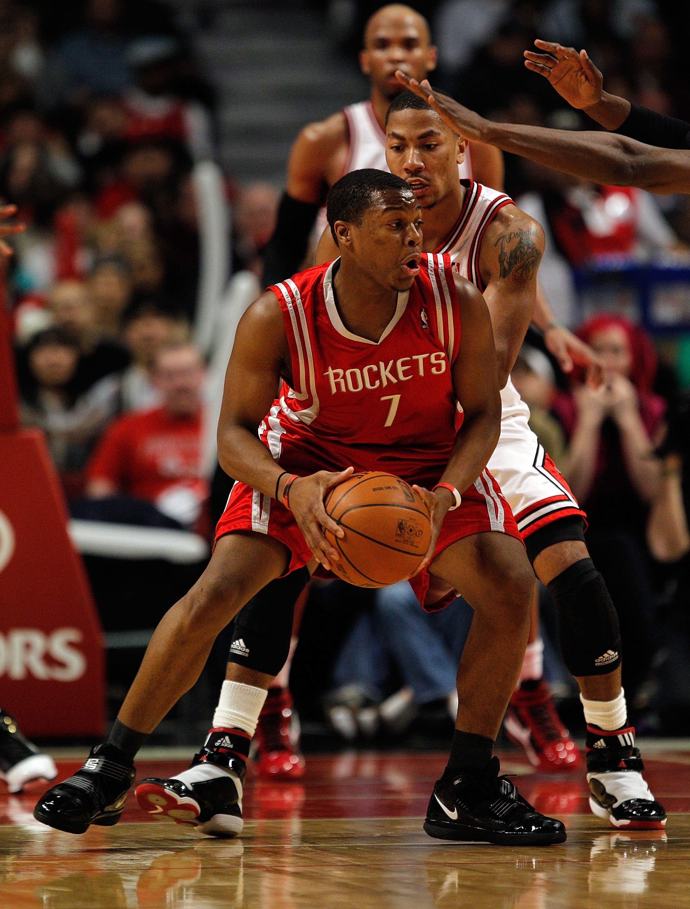 CHICAGO - MARCH 22: Kyle Lowery #7 of the Houston Rockets looks to pass under pressure from Derrick Rose #1 of the Chicago Bulls at the United Center on March 22, 2010 in Chicago, Illinois. The Bulls defeated the Rockets 98-88. NOTE TO USER: User expressl