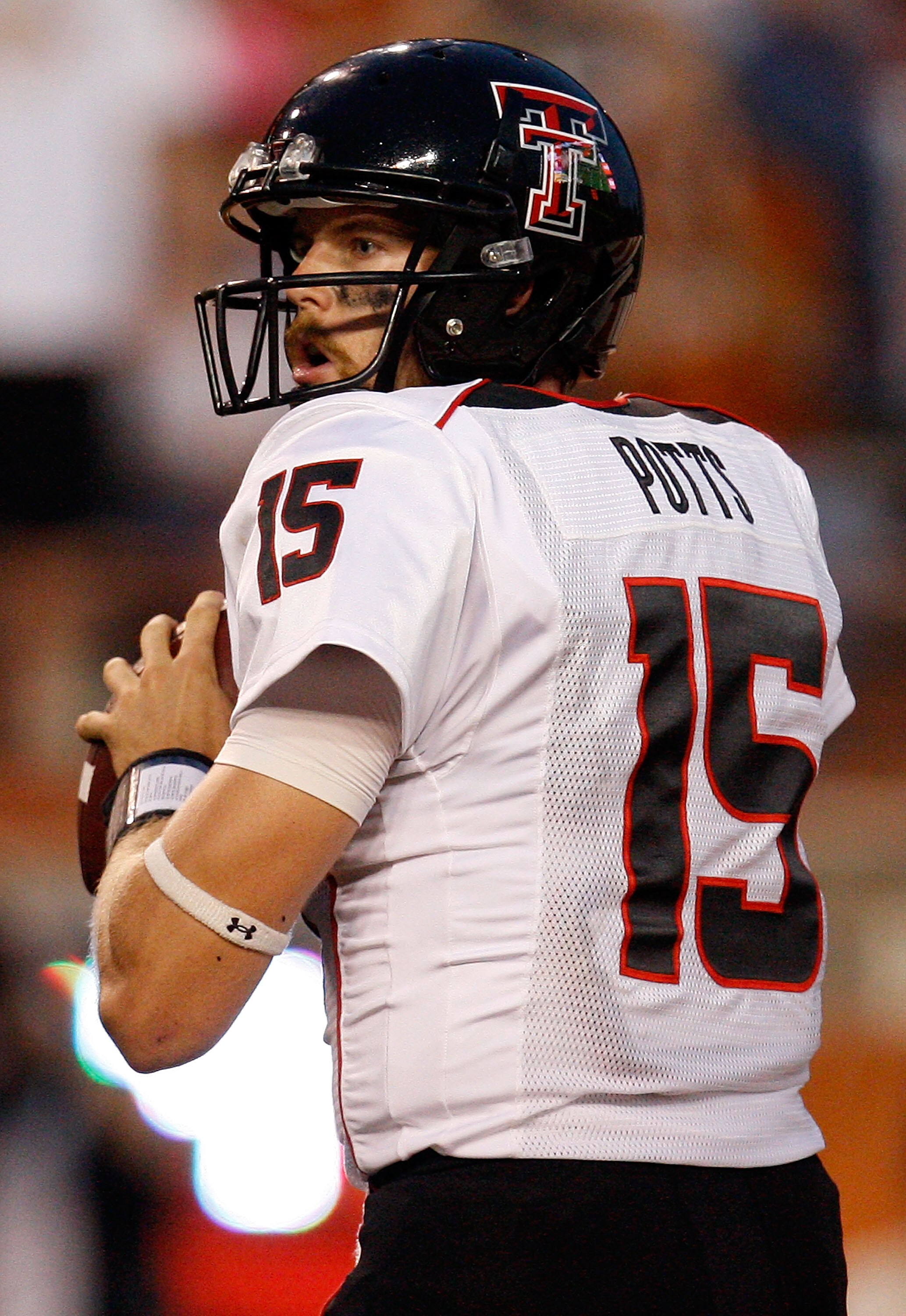 AUSTIN, TX - SEPTEMBER 19:  Quarterback Taylor Potts #15 of the Texas Tech Red Raiders drops back to pass against the Texas Longhorns at Darrell K Royal-Texas Memorial Stadium on September 19, 2009 in Austin, Texas.  (Photo by Ronald Martinez/Getty Images
