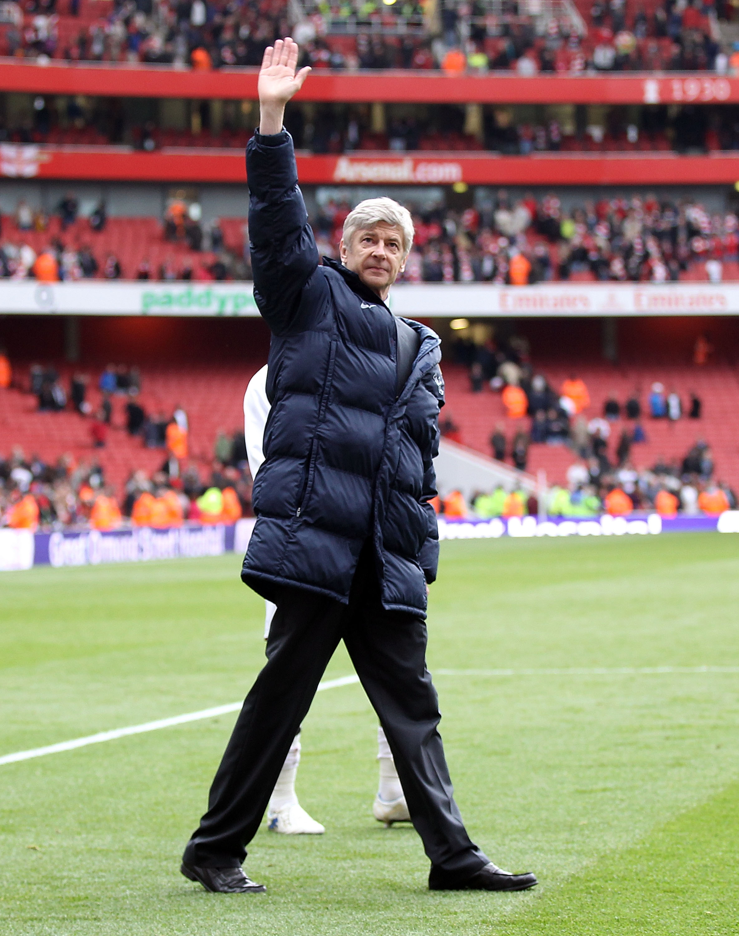 LONDON, ENGLAND - MAY 09: Arsene Wenger the Arsenal manager waves to the crowd during the Arsenal team appreciation lap after the end of the Barclays Premier League match between Arsenal and Fulham at The Emirates Stadium on May 9, 2010 in London, England