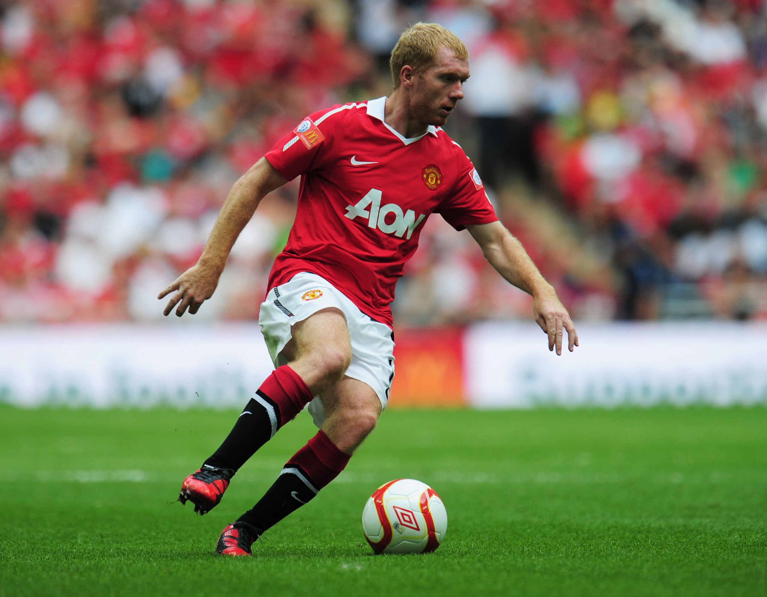 LONDON, ENGLAND - AUGUST 08:  Paul Scholes of Manchester United controls the ball during the FA Community Shield match between Chelsea and Manchester United at Wembley Stadium on August 8, 2010 in London, England.  (Photo by Shaun Botterill/Getty Images)