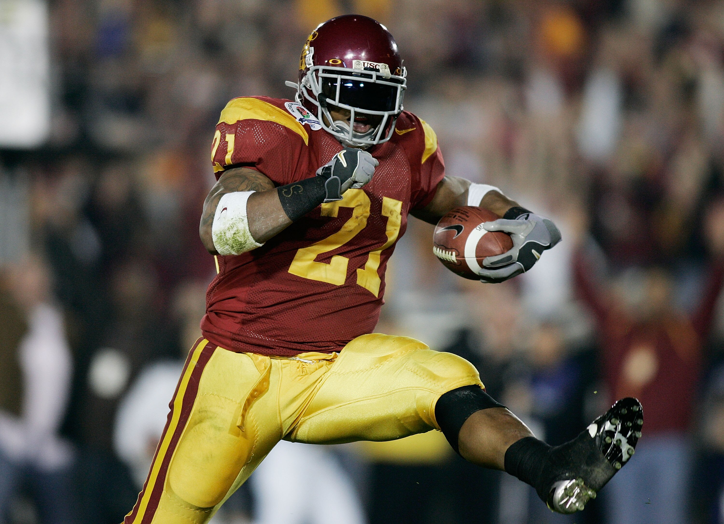 PASADENA, CA - JANUARY 04:  Running back LenDale White #21 of the USC Trojans high-steps into the endzone as he scores his third touchdown against the Texas Longhorns in the third quarter during the BCS National Championship Rose Bowl Game on January 4, 2