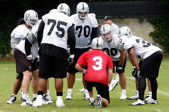 Charlie Frye calls the play in the huddle.