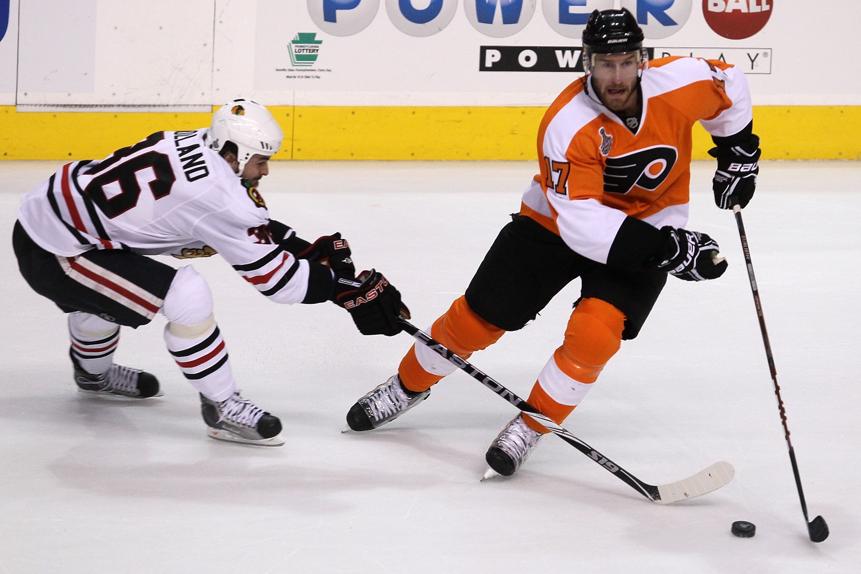 PHILADELPHIA - JUNE 09:  Dave Bolland #36 of the Chicago Blackhawks fights for the puck against Jeff Carter #17 of the Philadelphia Flyers in Game Six of the 2010 NHL Stanley Cup Final at the Wachovia Center on June 9, 2010 in Philadelphia, Pennsylvania.