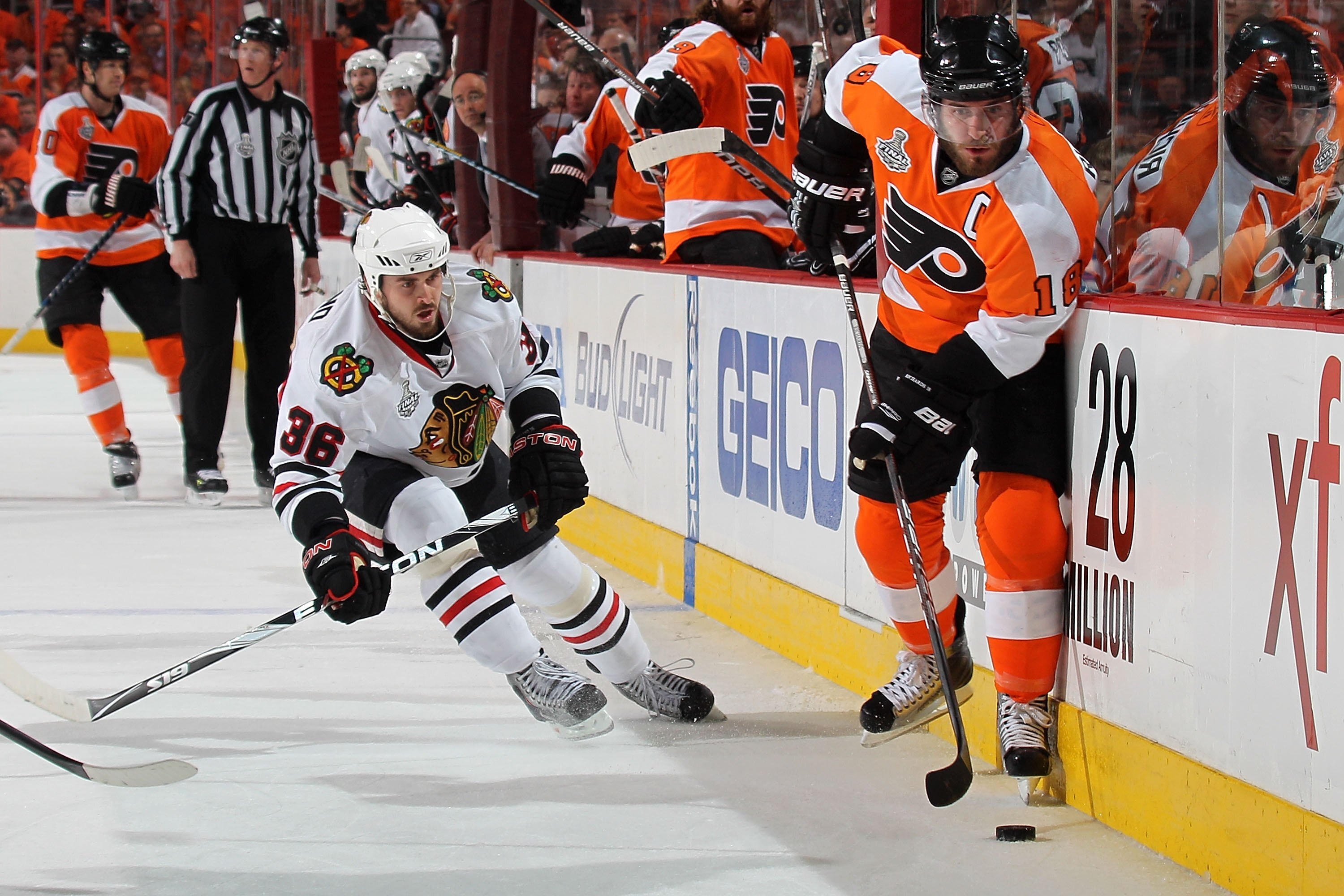 PHILADELPHIA - JUNE 09:  Mike Richards #18 of the Philadelphia Flyers handles the puck against Dave Bolland #36 of the Chicago Blackhawks in Game Six of the 2010 NHL Stanley Cup Final at the Wachovia Center on June 9, 2010 in Philadelphia, Pennsylvania.  