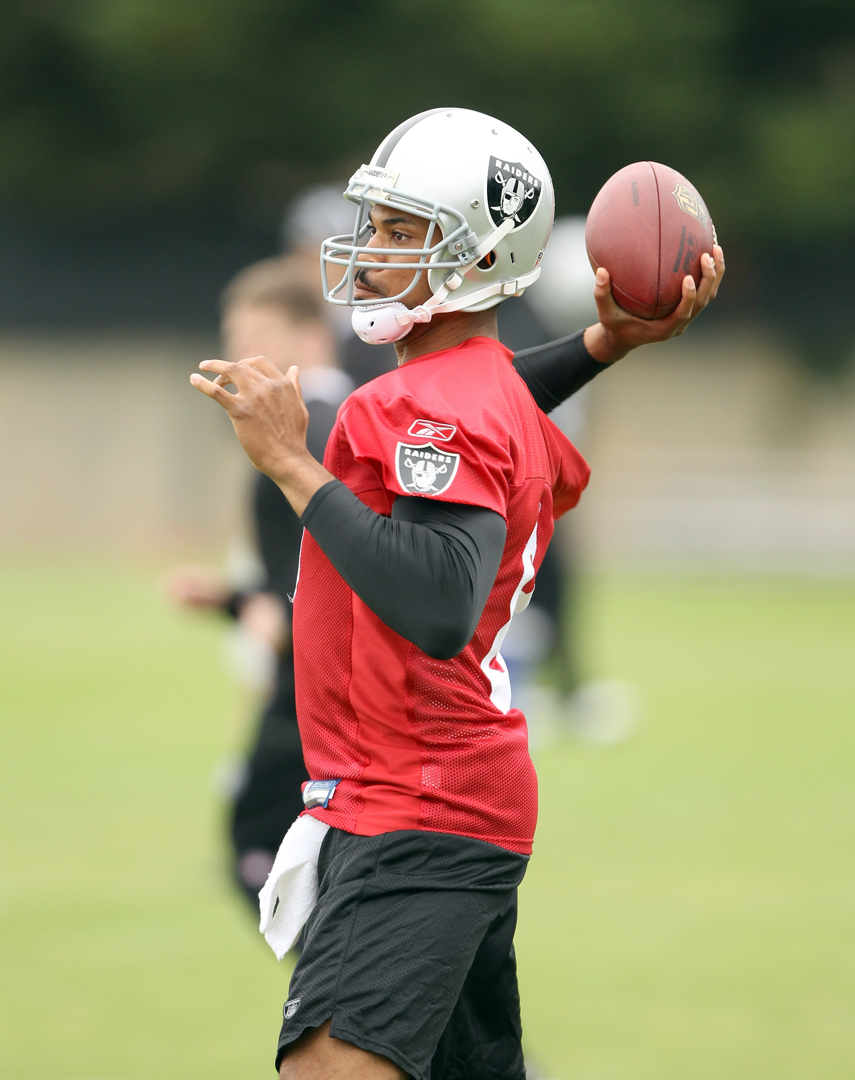 NAPA, CA - AUGUST 01:  Jason Campbell #8 of the Oakland Raiders works out during the Raiders training camp at their Napa Valley Training Complex on August 1, 2010 in Napa, California.  (Photo by Ezra Shaw/Getty Images)