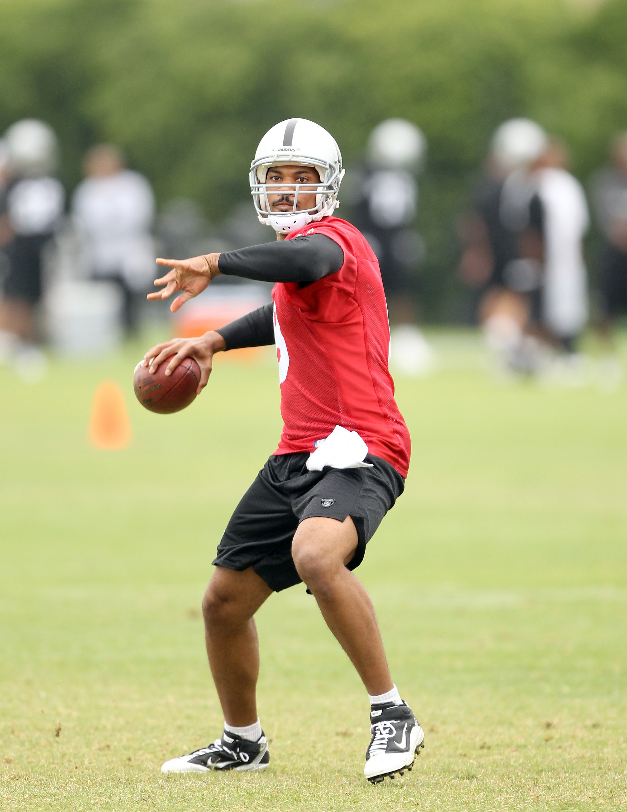 NAPA, CA - AUGUST 01:  Jason Campbell #8 of the Oakland Raiders works out during the Raiders training camp at their Napa Valley Training Complex on August 1, 2010 in Napa, California.  (Photo by Ezra Shaw/Getty Images)