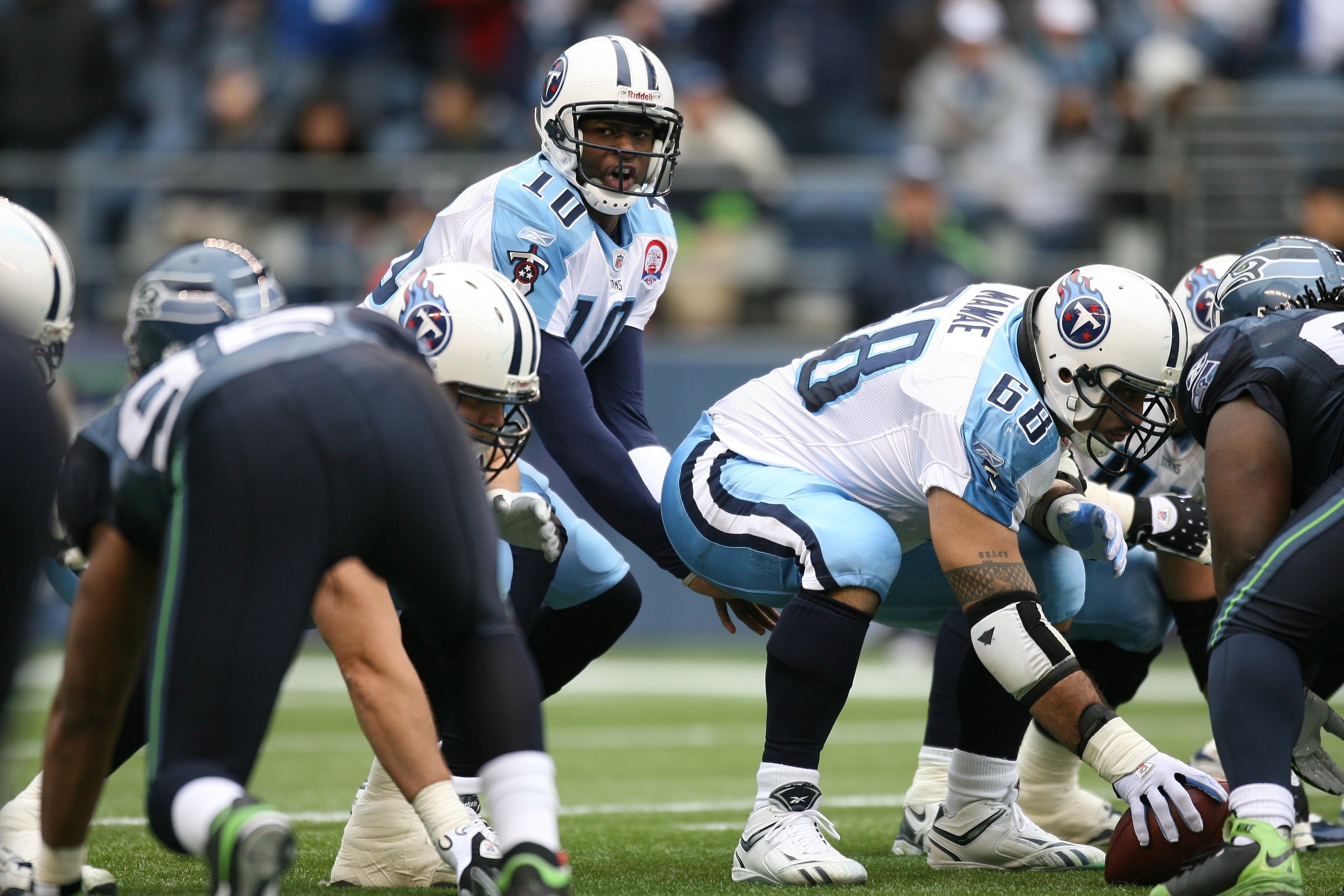 SEATTLE - JANUARY 03:  Vince Young #10 of the Tennessee Titans stands under center Kevin Mawae #68 during the game against the Seattle Seahawks on January 3, 2010 at Qwest Field in Seattle, Washington. (Photo by Otto Greule Jr/Getty Images)