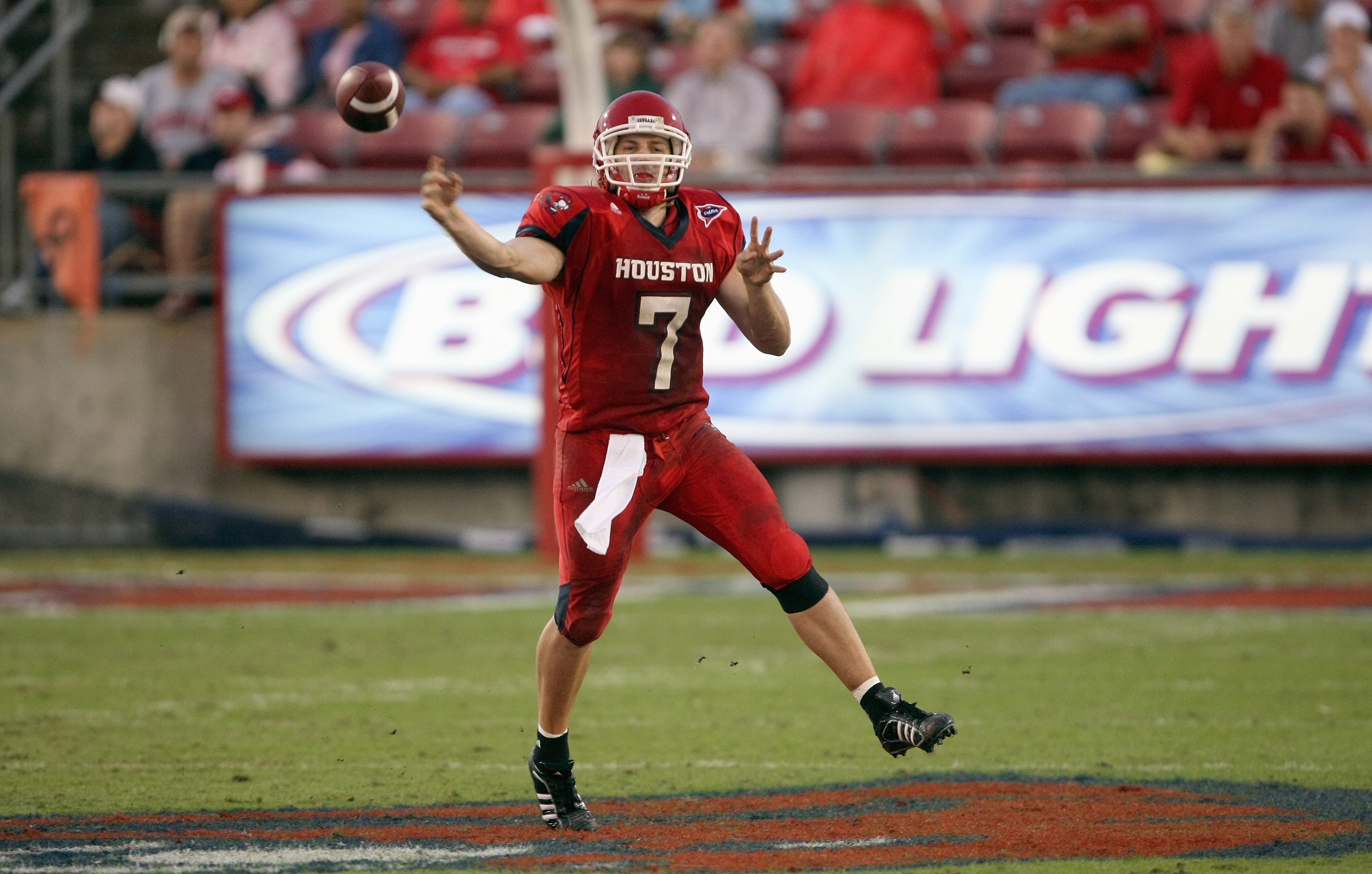 HOUSTON - NOVEMBER 17: Case Keenum #7 of the Houston Cougars passes the ball against the Marshall Thundering Herd at Robertson Stadium November 17, 2007 in Houston, Texas. Houston won 35-28. (Photo by Stephen Dunn/Getty Images)