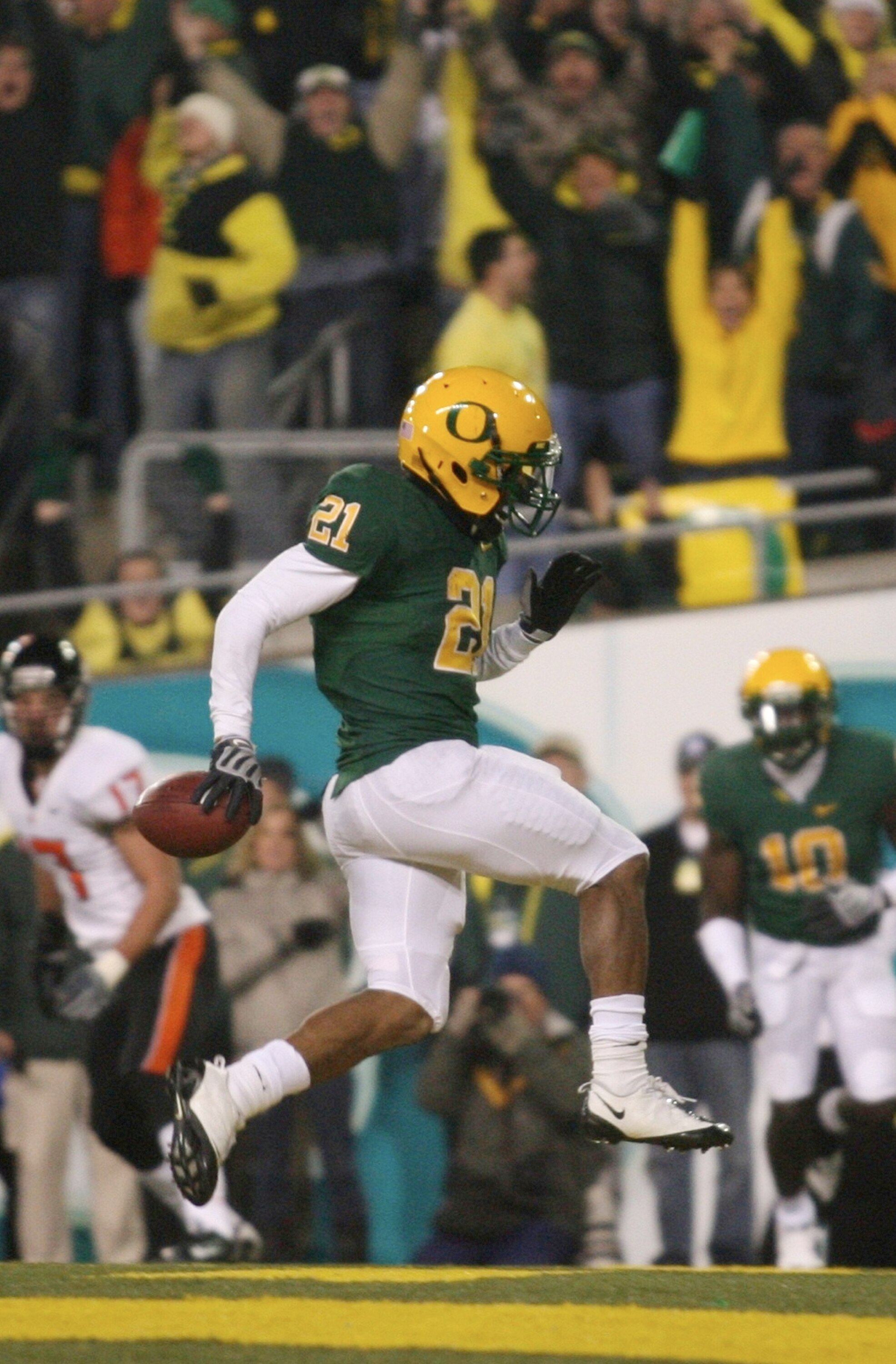 EUGENE, OR - DECEMBER 03:  Running back LaMichael James #21 of the Oregon Ducks celebrates a touchdown against the Oregon State Beavers at Autzen Stadium on December 3, 2009 in Eugene, Oregon.  (Photo by Tom Hauck/Getty Images)