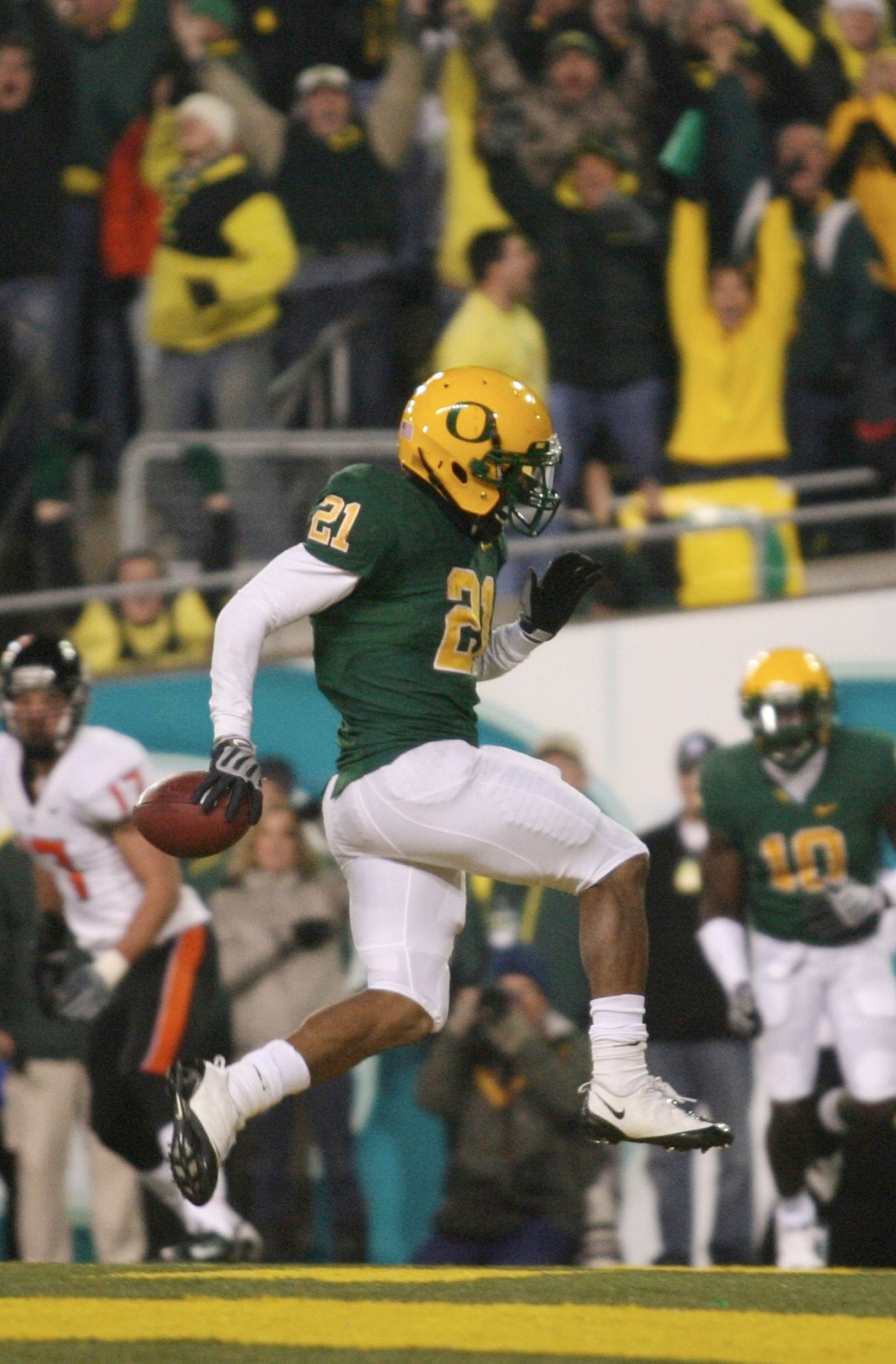 EUGENE, OR - DECEMBER 03: Running back LaMichael James #21 of the Oregon Ducks celebrates a touchdown against the Oregon State Beavers at Autzen Stadium on December 3, 2009 in Eugene, Oregon. (Photo by Tom Hauck/Getty Images) EUGENE, OR - DECEMBER 03: Running back LaMichael James #21 of the Oregon Ducks celebrates a touchdown against the Oregon State Beavers at Autzen Stadium on December 3, 2009 in Eugene, Oregon. (Photo by Tom Hauck/Getty Images)