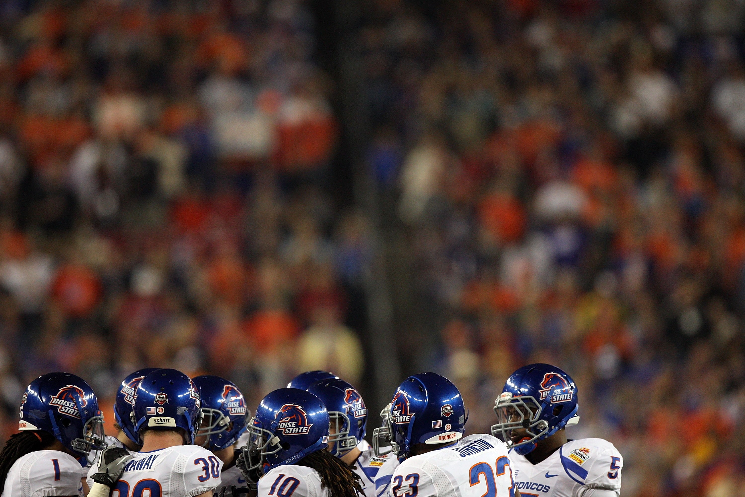 GLENDALE, AZ - JANUARY 04: The Boise State Broncos huddle against the TCU Horned Frogs during the Tostitos Fiesta Bowl at the Universtity of Phoenix Stadium on January 4, 2010 in Glendale, Arizona.  (Photo by Jed Jacobsohn/Getty Images)