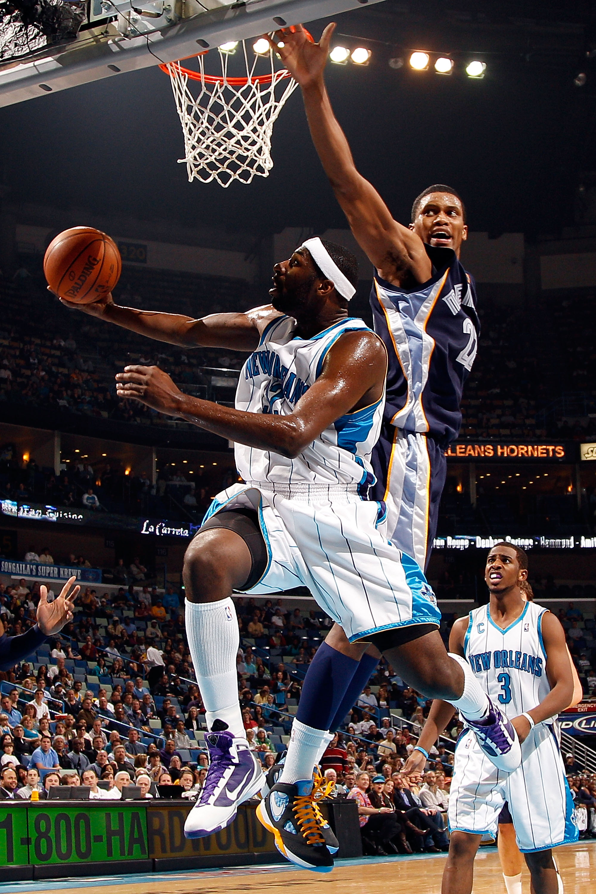 NEW ORLEANS - JANUARY 20:  Julian Wright #32 of the New Orleans Hornets goes up for a shot against Rudy Gay #22 of the Memphis Grizzlies at the New Orleans Arena on January 20, 2010 in New Orleans, Louisiana.  NOTE TO USER: User expressly acknowledges and