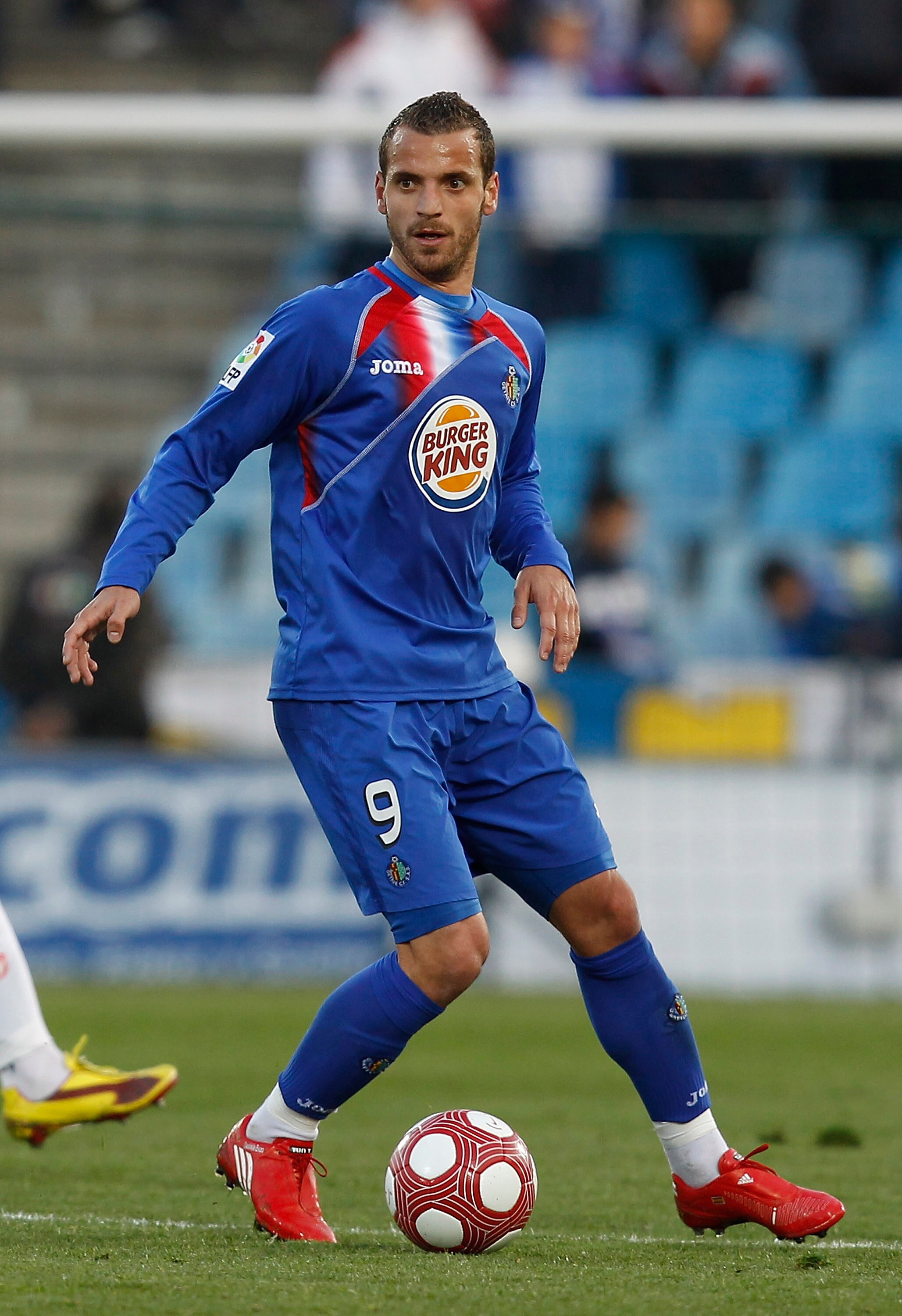 GETAFE, SPAIN - MARCH 13: Roberto Soldado of Getafe in action during the La Liga match between Getafe and Mallorca at Coliseum Alfonso Perez on March 13, 2010 in Getafe, Spain.  (Photo by Angel Martinez/Getty Images)