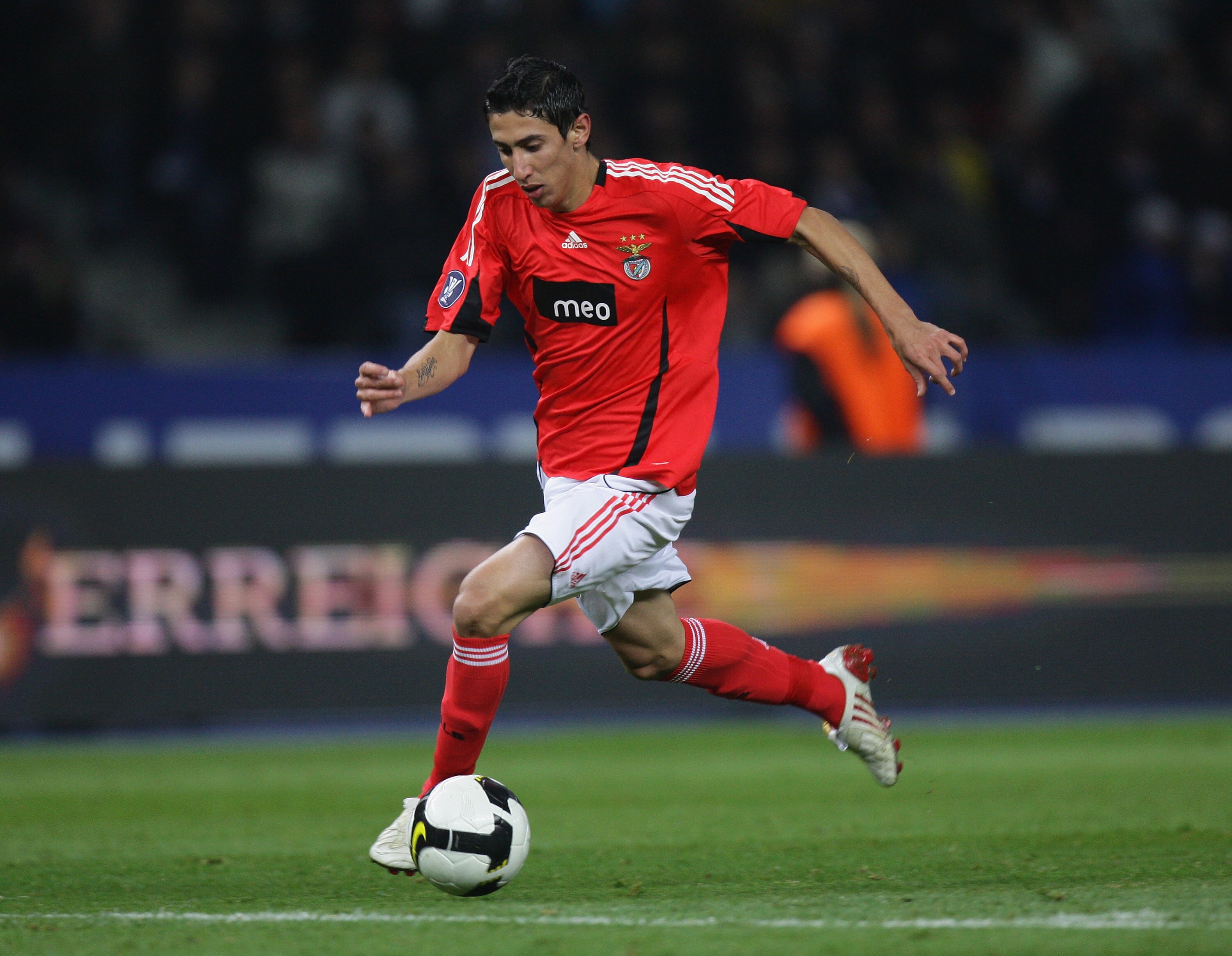 BERLIN - OCTOBER 23: Angel Di Maria of Benfica in action during the UEFA Cup match between Hertha BSC Berlin and Benfica Lisbon of group B at the Olympic stadium on October 23, 2008 in Berlin, Germany. (Photo by Andreas Rentz/Bongarts/Getty Images)