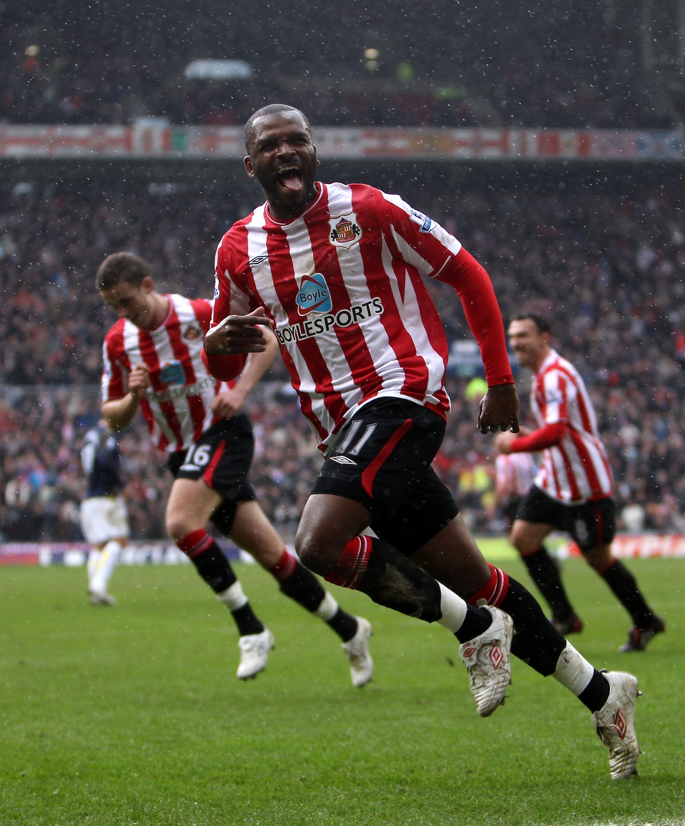 SUNDERLAND, ENGLAND - APRIL 03:  Darren Bent of Sunderland celebrates scoring his second goal from the penalty spot during the Barclays Premier League match between Sunderland and Tottenham Hotspur at Stadium of Light on April 3, 2010 in Sunderland, Engla
