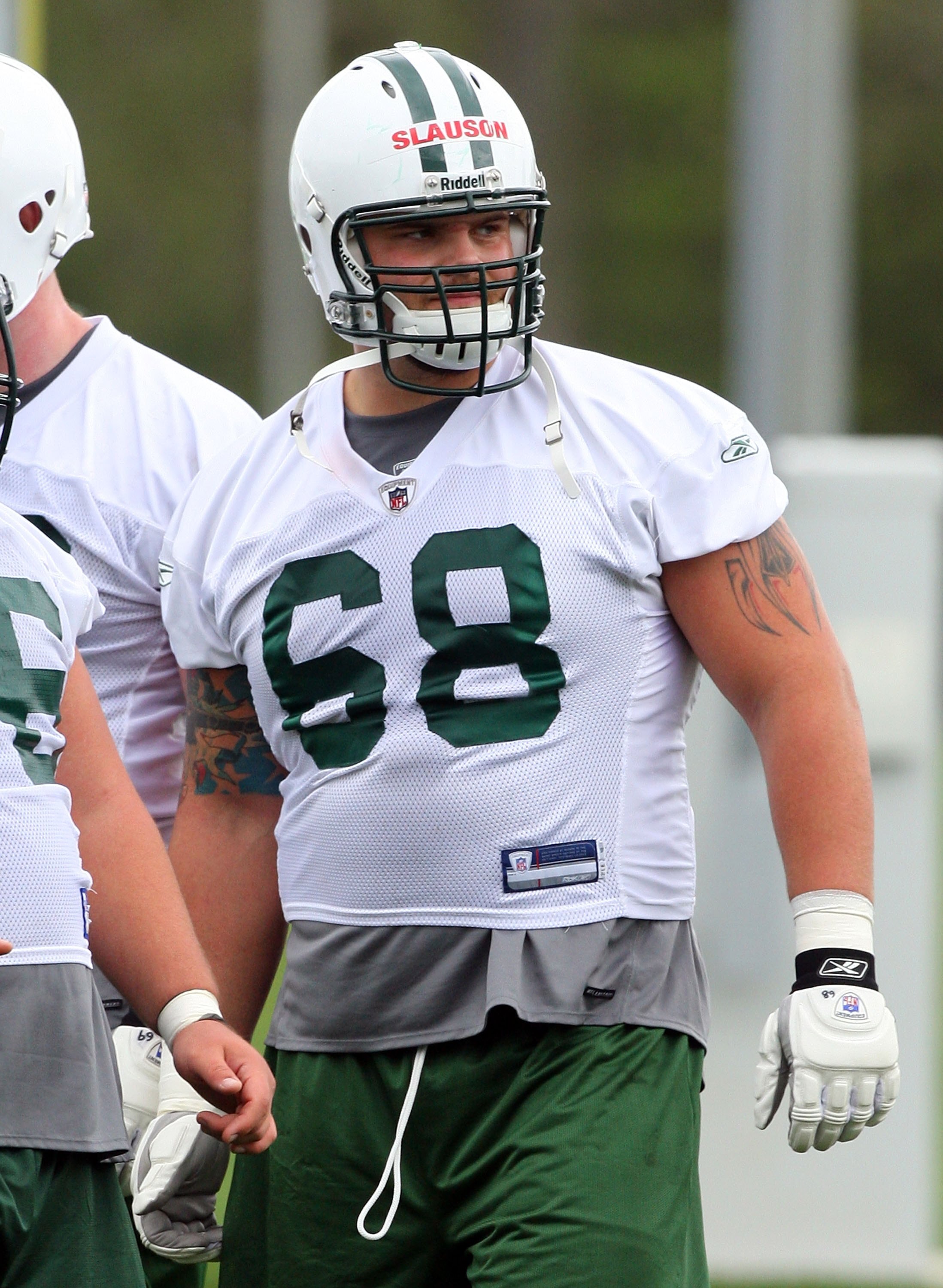 FLORHAM PARK, NJ - MAY 02:  Matt Slauson #68 of the New York Jets practices during minicamp on May 2, 2009 at the Atlantic Health Jets Training Center in Florham Park, New Jersey.  (Photo by Jim McIsaac/Getty Images)