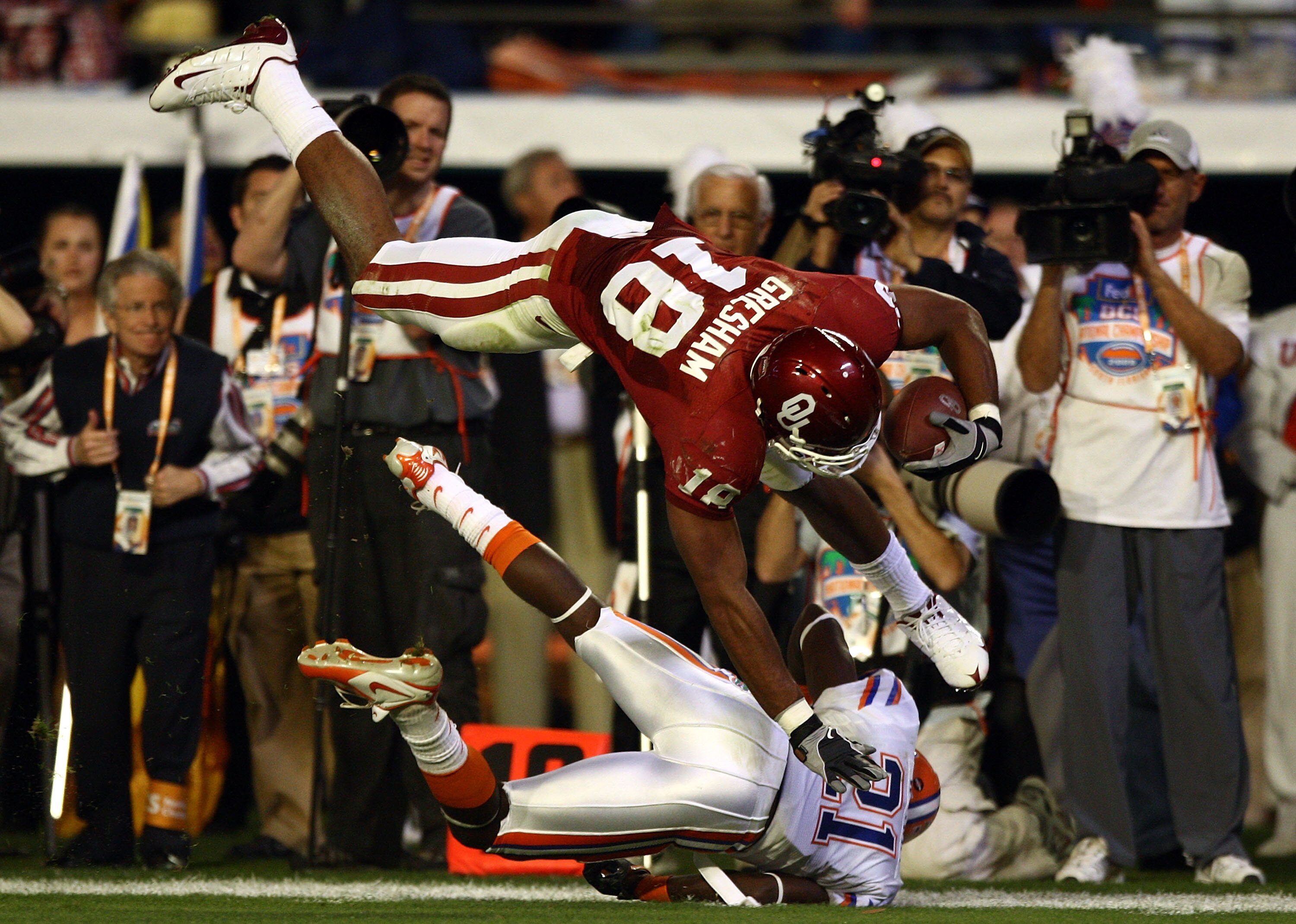 MIAMI - JANUARY 08:  Jermaine Gresham #18 of the Oklahoma Sooners gets tackled by Major Wright #21 of the Florida Gators during the FedEx BCS National Championship Game at Dolphin Stadium on January 8, 2009 in Miami, Florida.  (Photo by Donald Miralle/Get