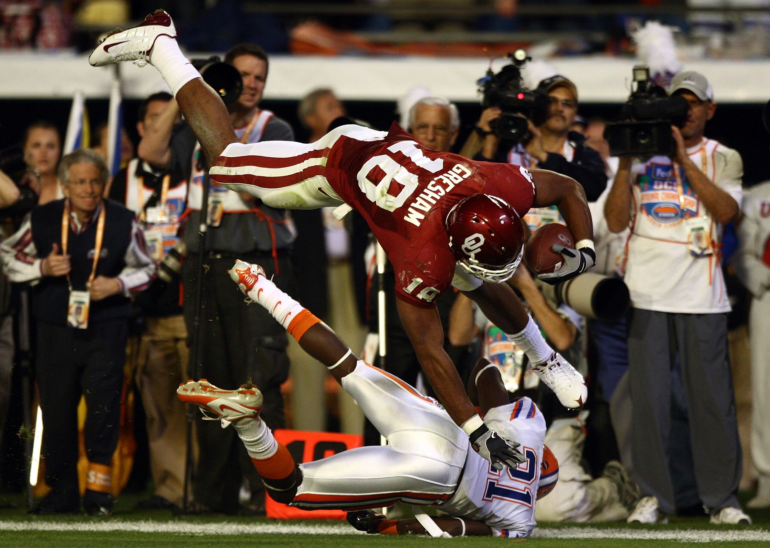 MIAMI - JANUARY 08: Jermaine Gresham #18 of the Oklahoma Sooners gets tackled by Major Wright #21 of the Florida Gators during the FedEx BCS National Championship Game at Dolphin Stadium on January 8, 2009 in Miami, Florida. (Photo by Donald Miralle/Get MIAMI - JANUARY 08: Jermaine Gresham #18 of the Oklahoma Sooners gets tackled by Major Wright #21 of the Florida Gators during the FedEx BCS National Championship Game at Dolphin Stadium on January 8, 2009 in Miami, Florida. (Photo by Donald Miralle/Get