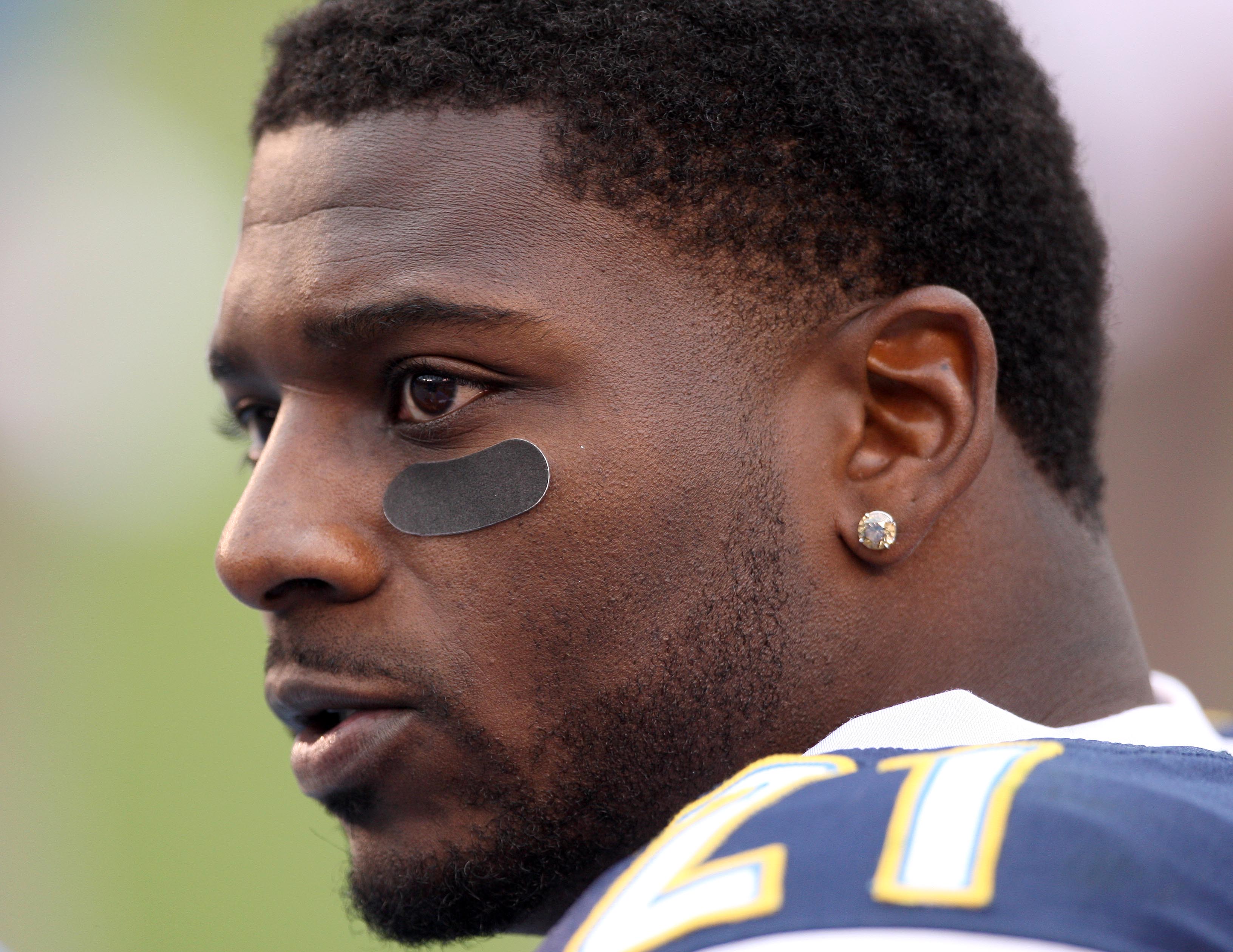 SAN DIEGO, CA - JANUARY 3:  Runningback LaDainian Tomlinson #21 of the San Diego Chargers looks on from the sidelines en route to the Charger's 23-20 win over the Washington Redskins on January 3, 2010 at Quolcomm Stadium in San Diego, California. (Photo 